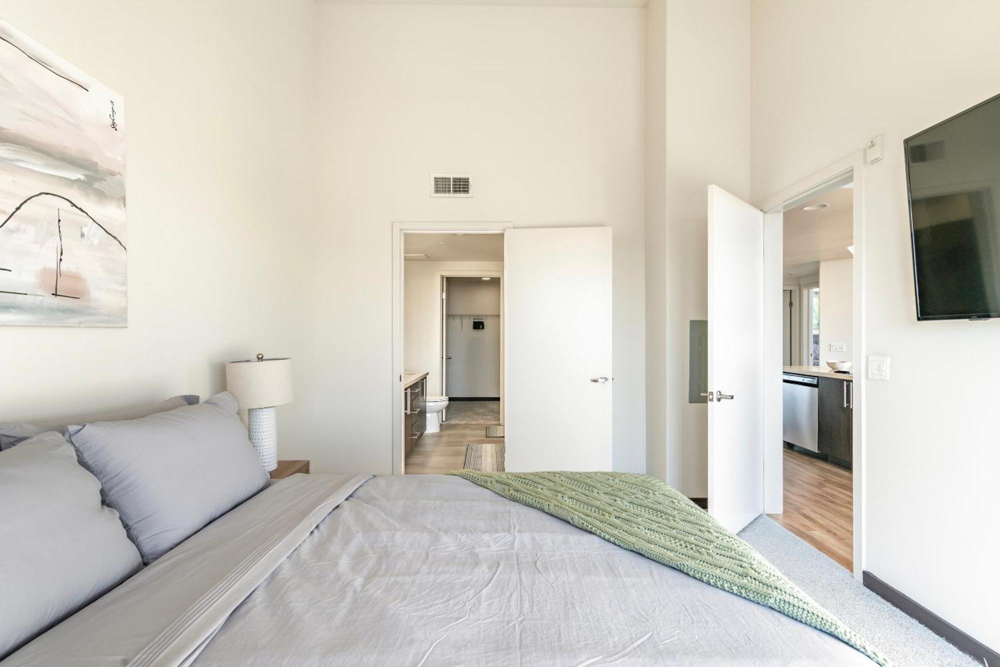 Penthouse 2br With Jetliner Views In West Hollywood Apartment *