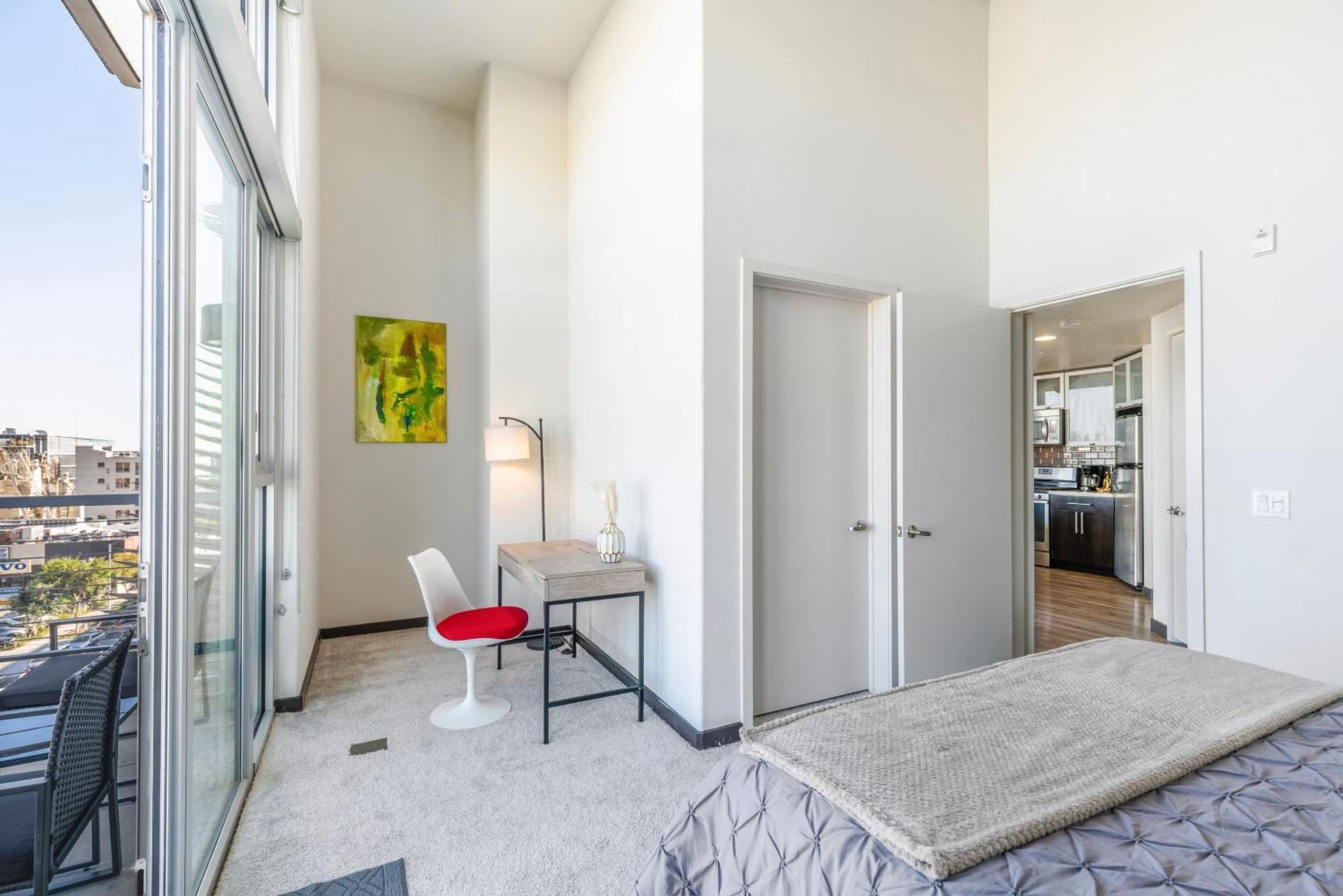 Penthouse 2br With Jetliner Views In West Hollywood *