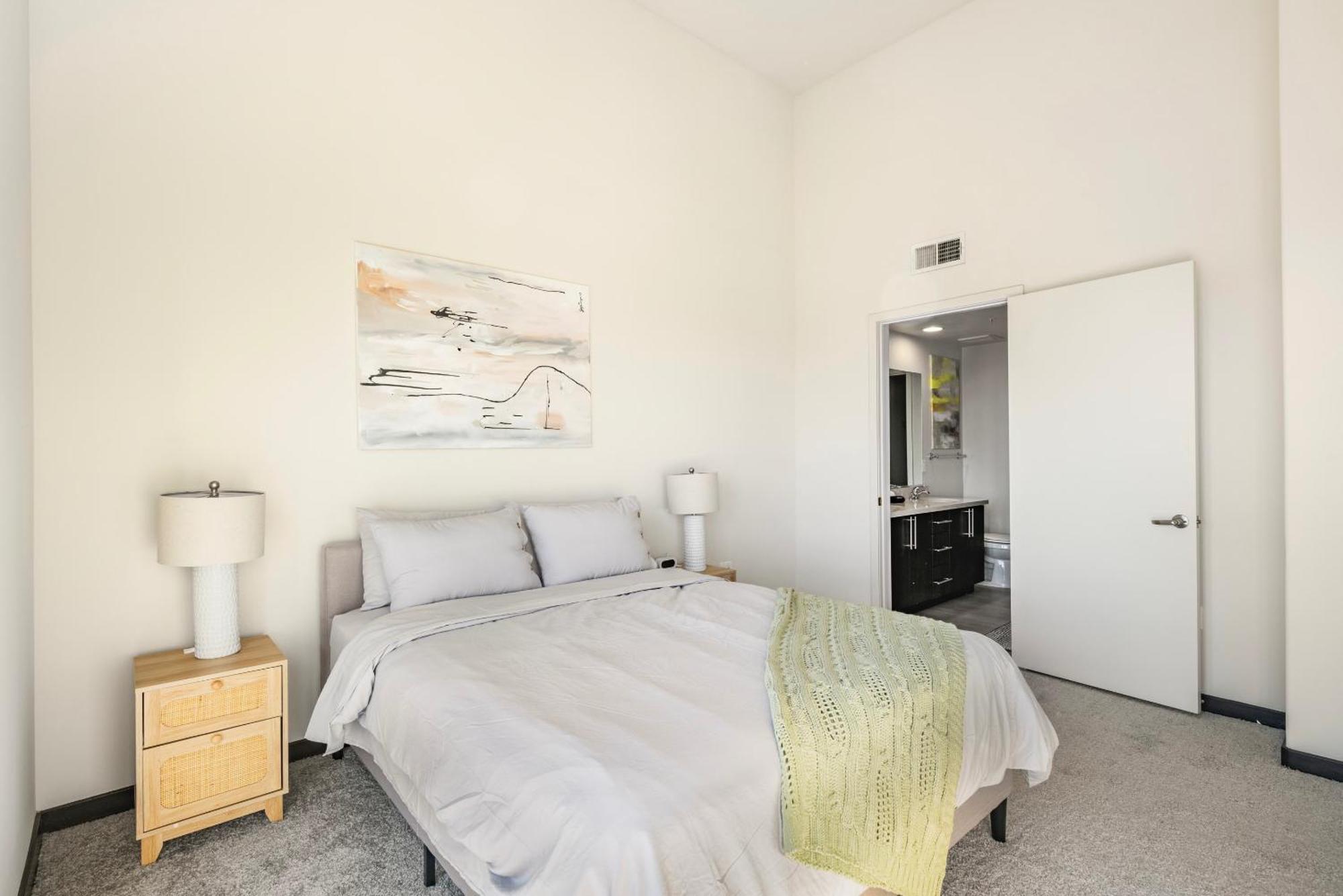 Penthouse 2br With Jetliner Views In West Hollywood