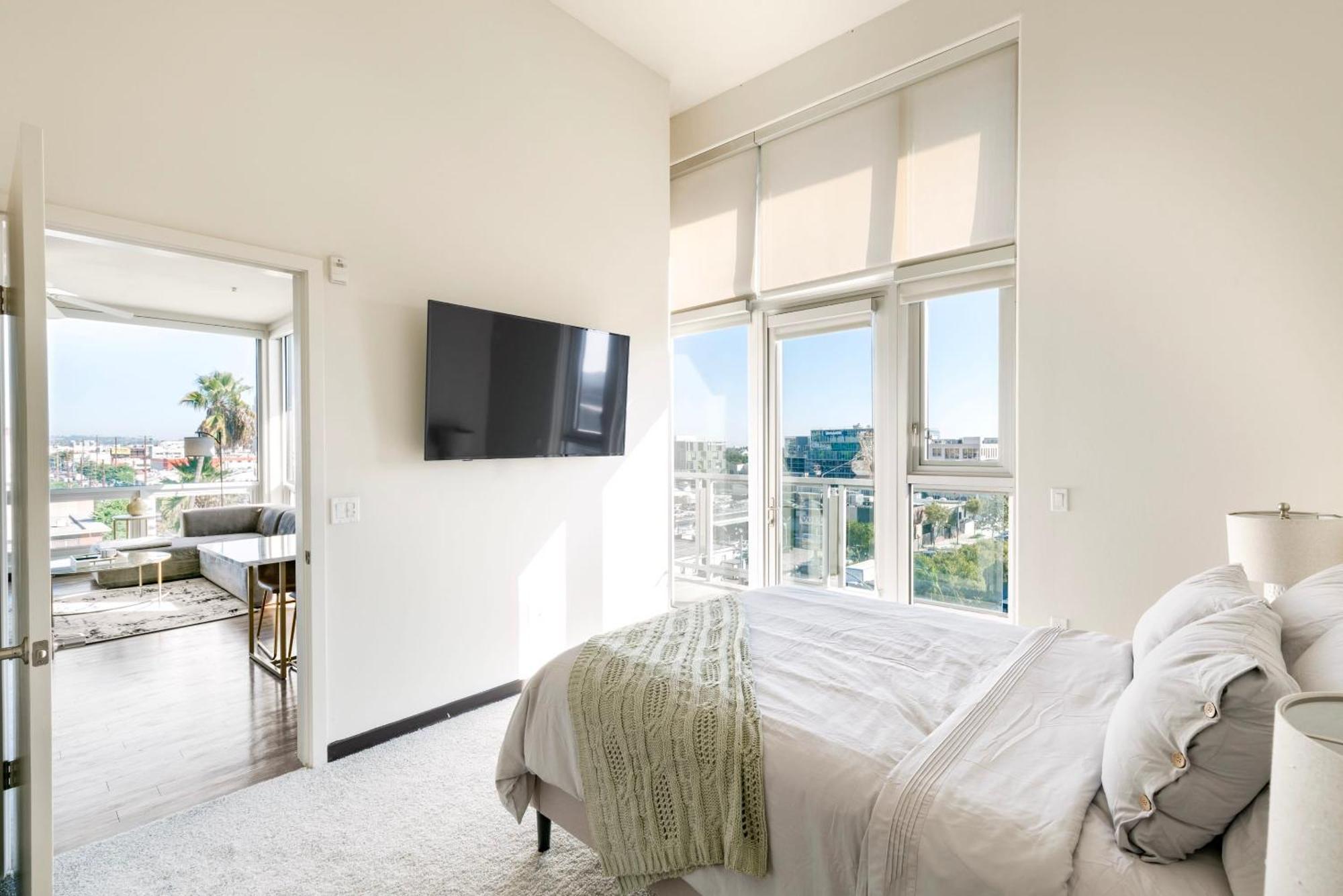 Apartment Penthouse 2br With Jetliner Views In West Hollywood