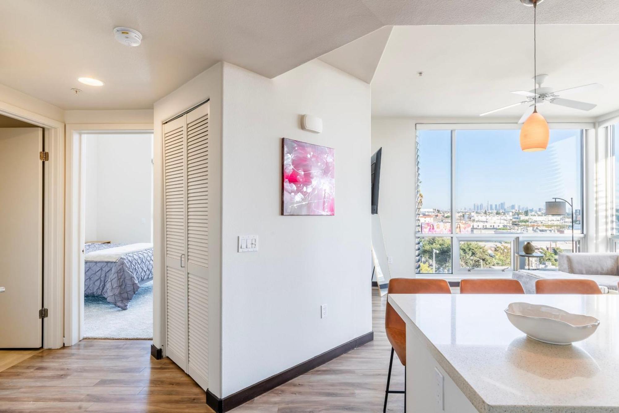 Penthouse 2br With Jetliner Views In West Hollywood *