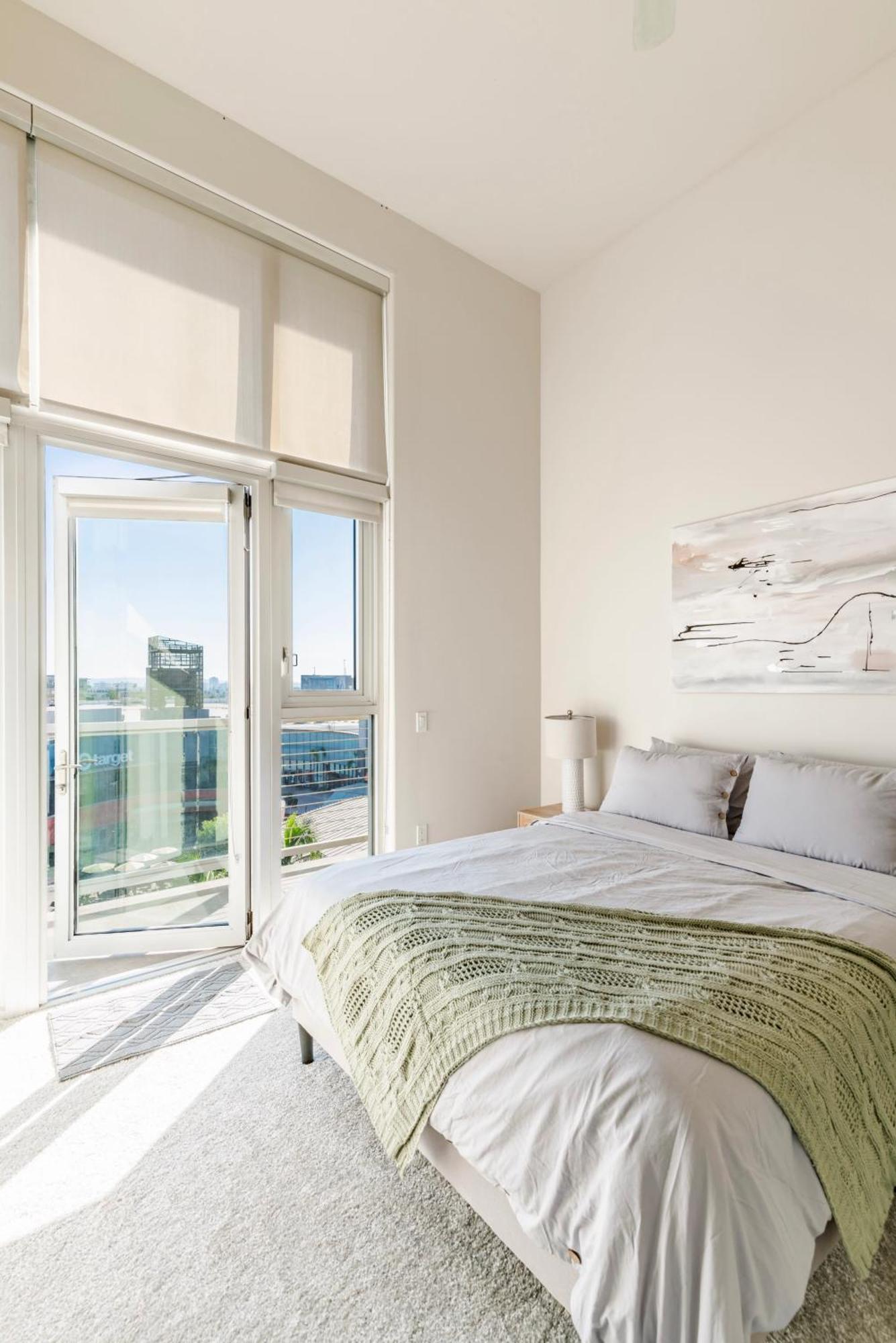 Penthouse 2br With Jetliner Views In West Hollywood Los Angeles