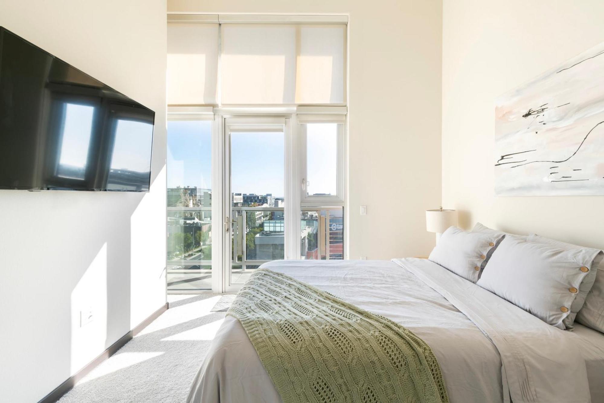 Penthouse 2br With Jetliner Views In West Hollywood Apartment Los Angeles