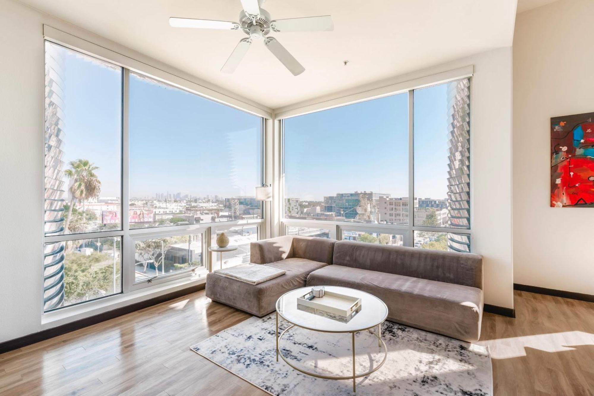 Penthouse 2br With Jetliner Views In West Hollywood