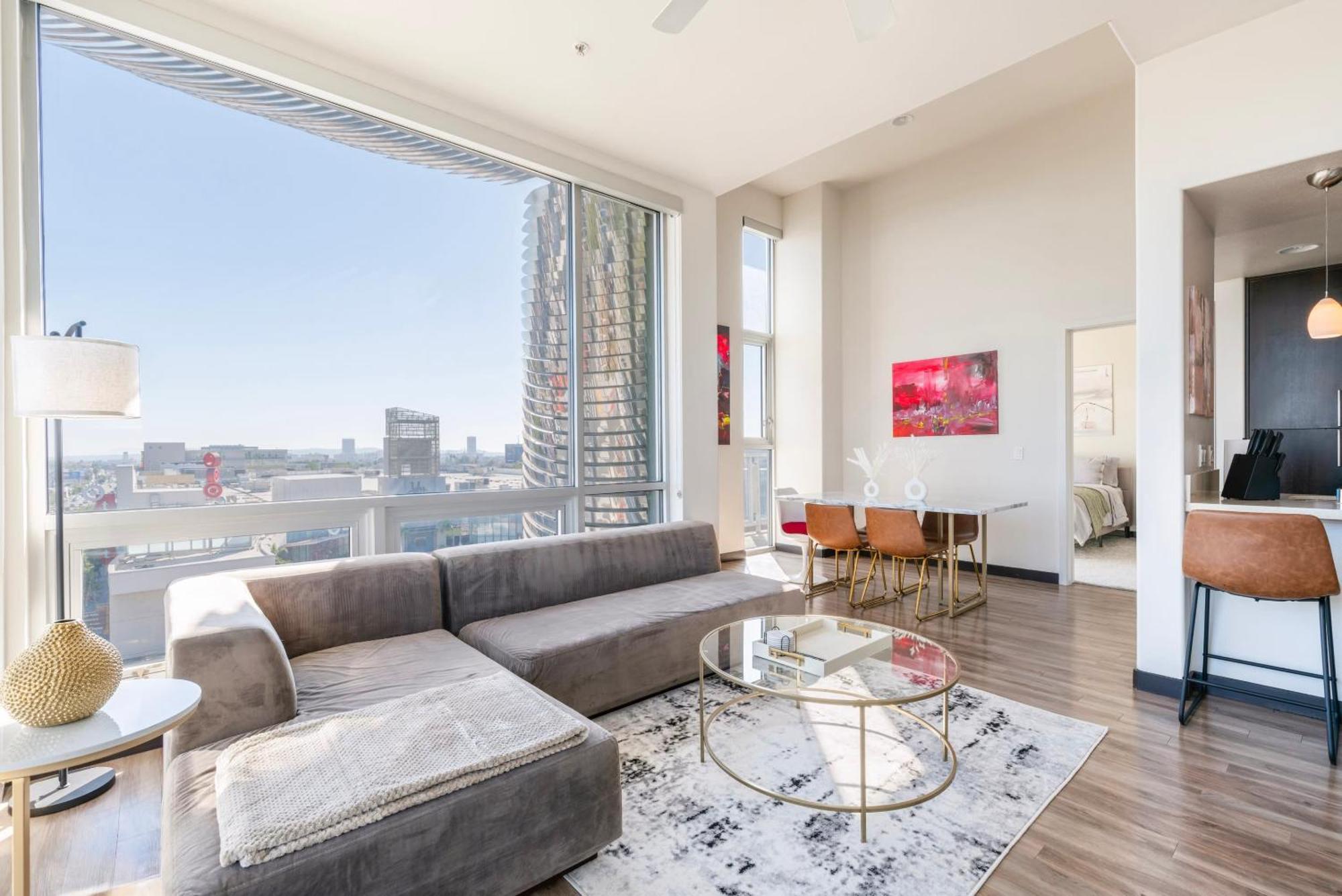 Penthouse 2br With Jetliner Views In West Hollywood Apartment