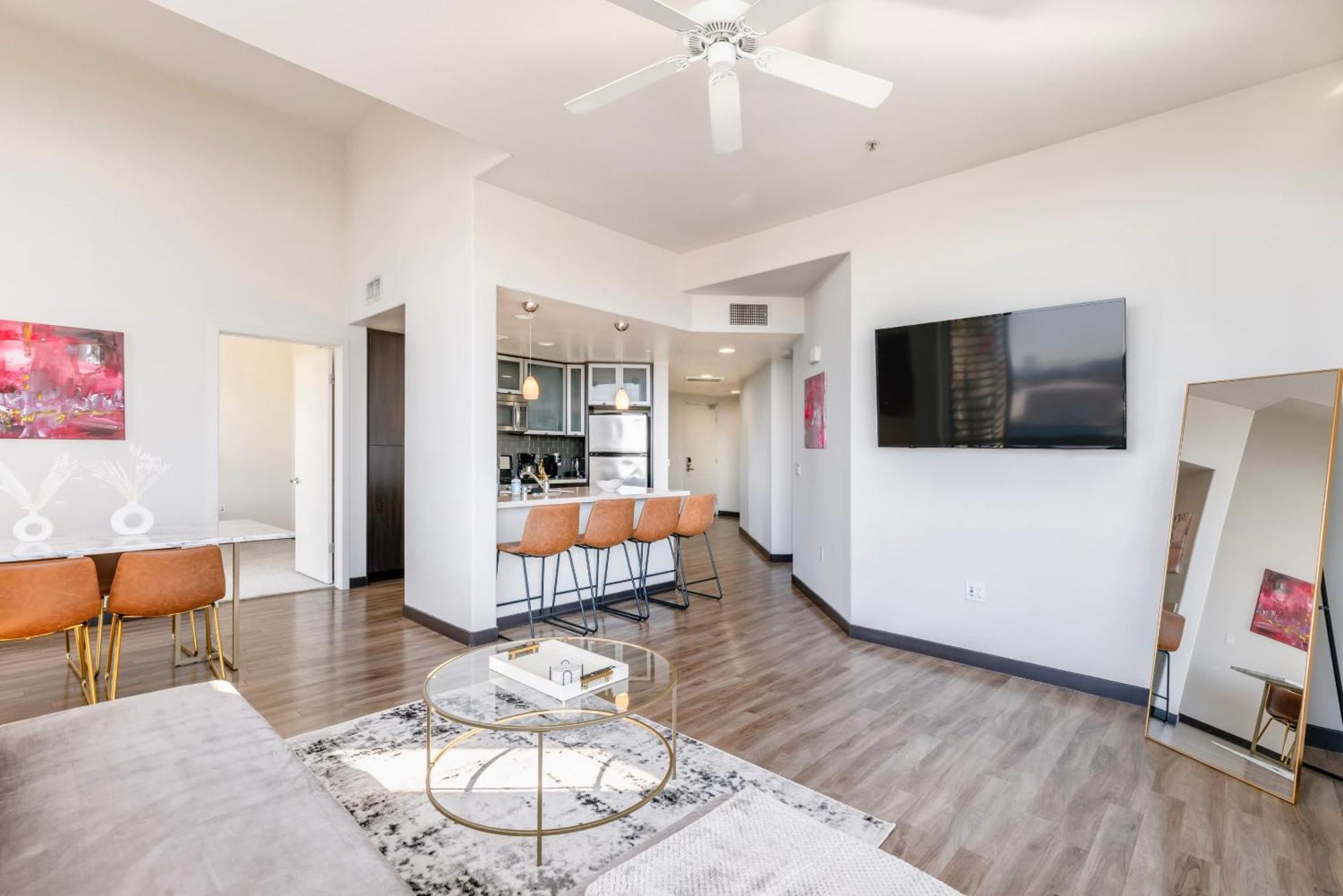Penthouse 2br With Jetliner Views In West Hollywood Apartment *