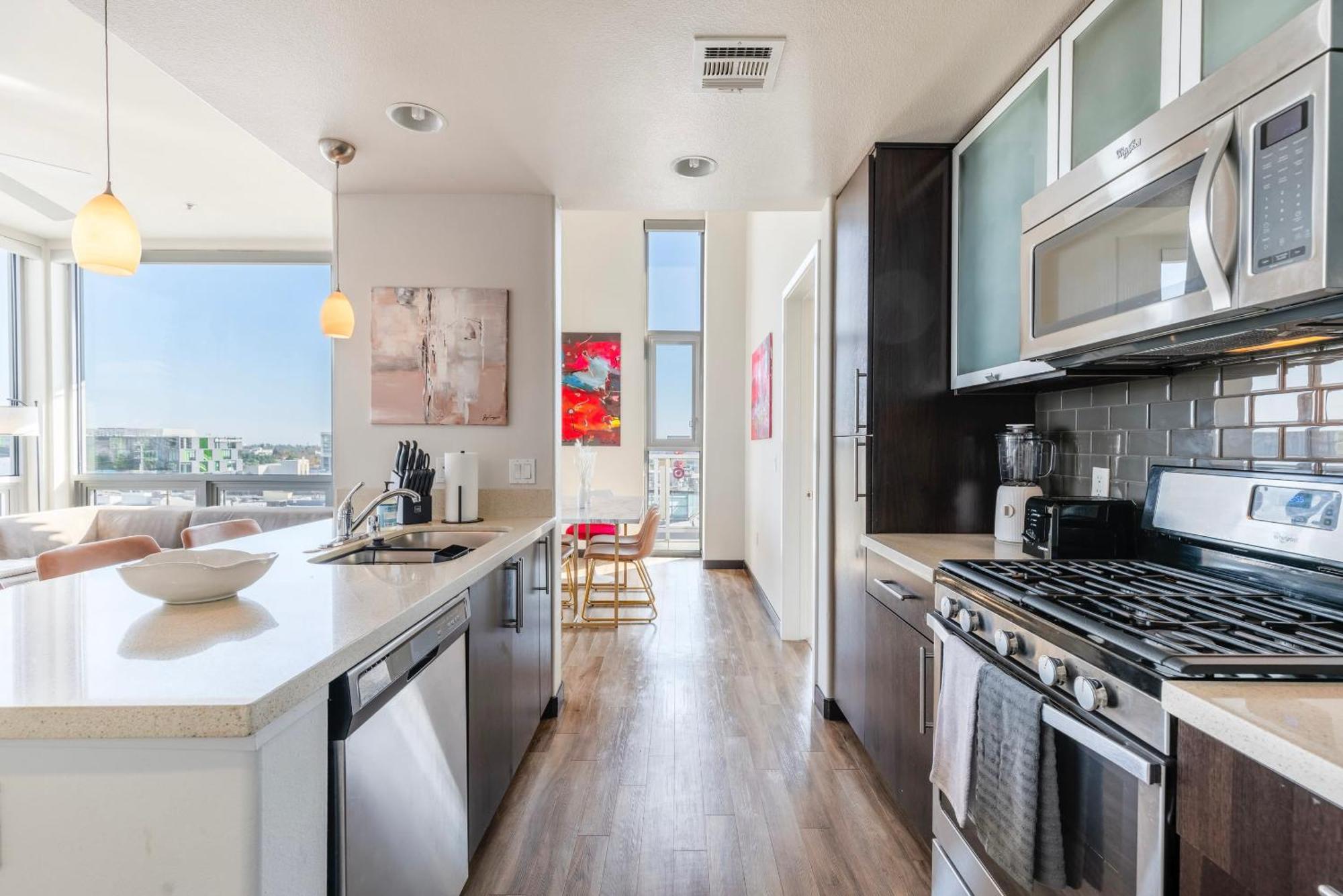 Penthouse 2br With Jetliner Views In West Hollywood Apartment