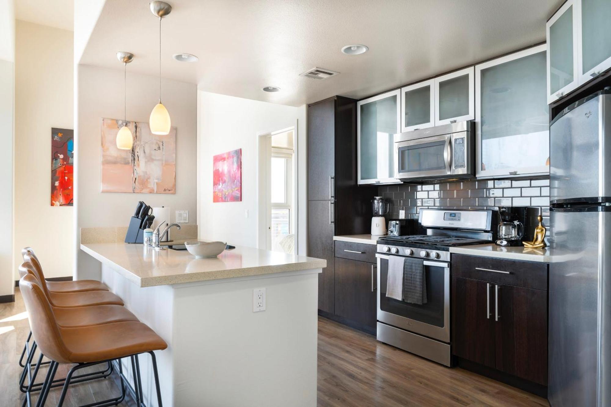 Penthouse 2br With Jetliner Views In West Hollywood