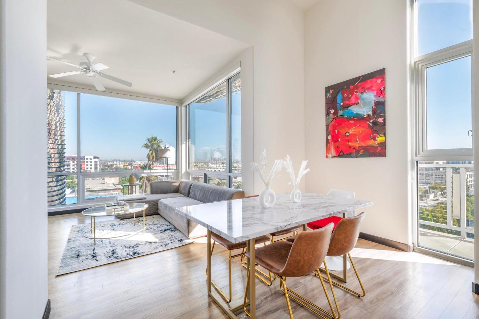 Penthouse 2br With Jetliner Views In West Hollywood Apartment