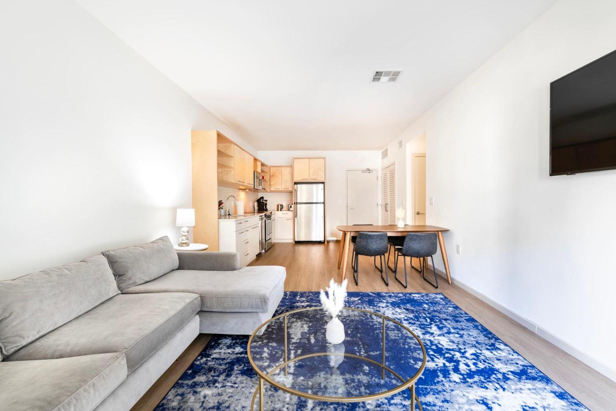 Luxurious 2br Hollywood Apartment *