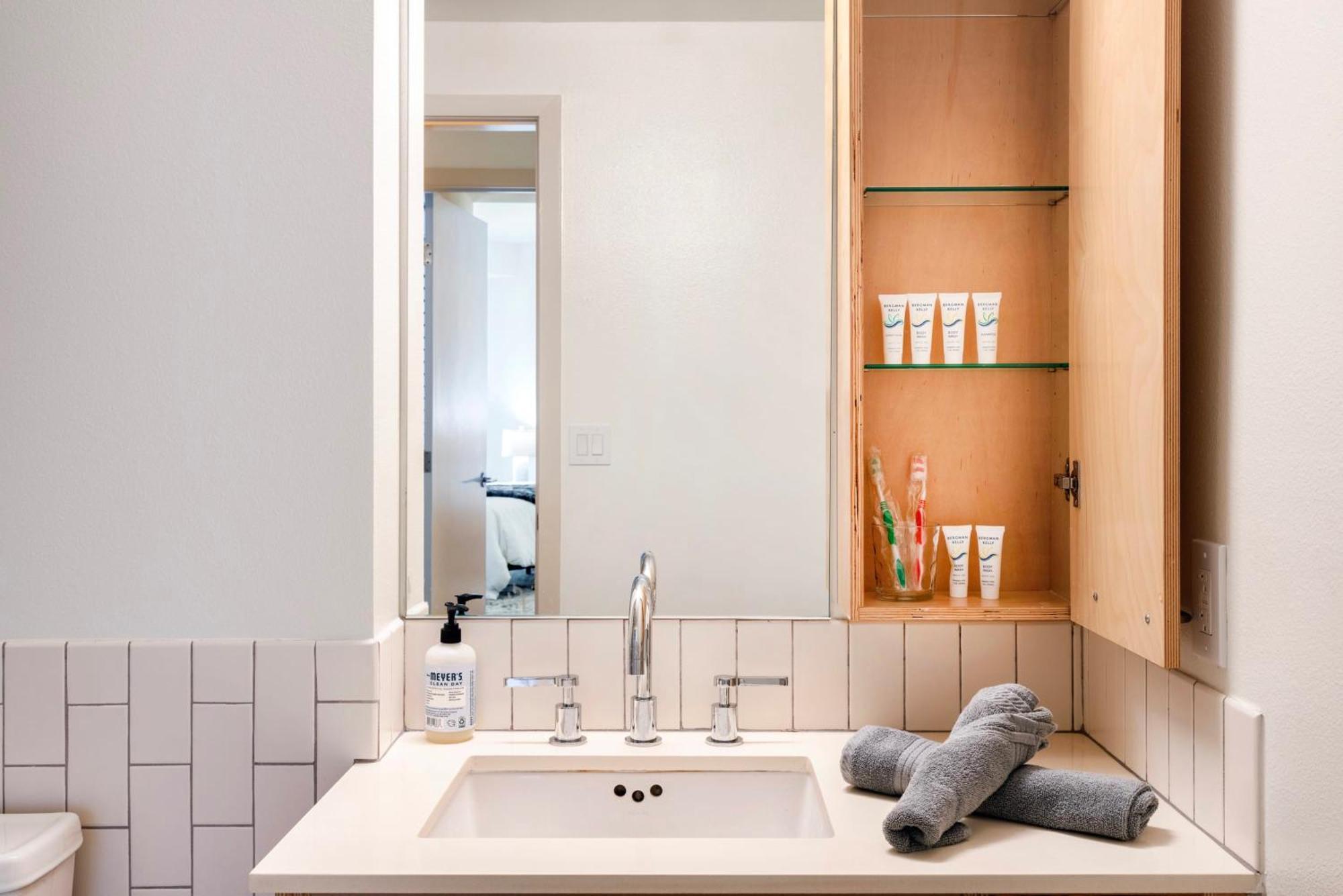 Luxurious 2br Hollywood Apartment Los Angeles