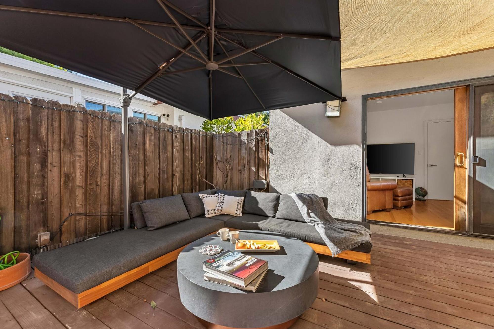 Mid-century Modern Hollywood Hills Retreat Casa de férias