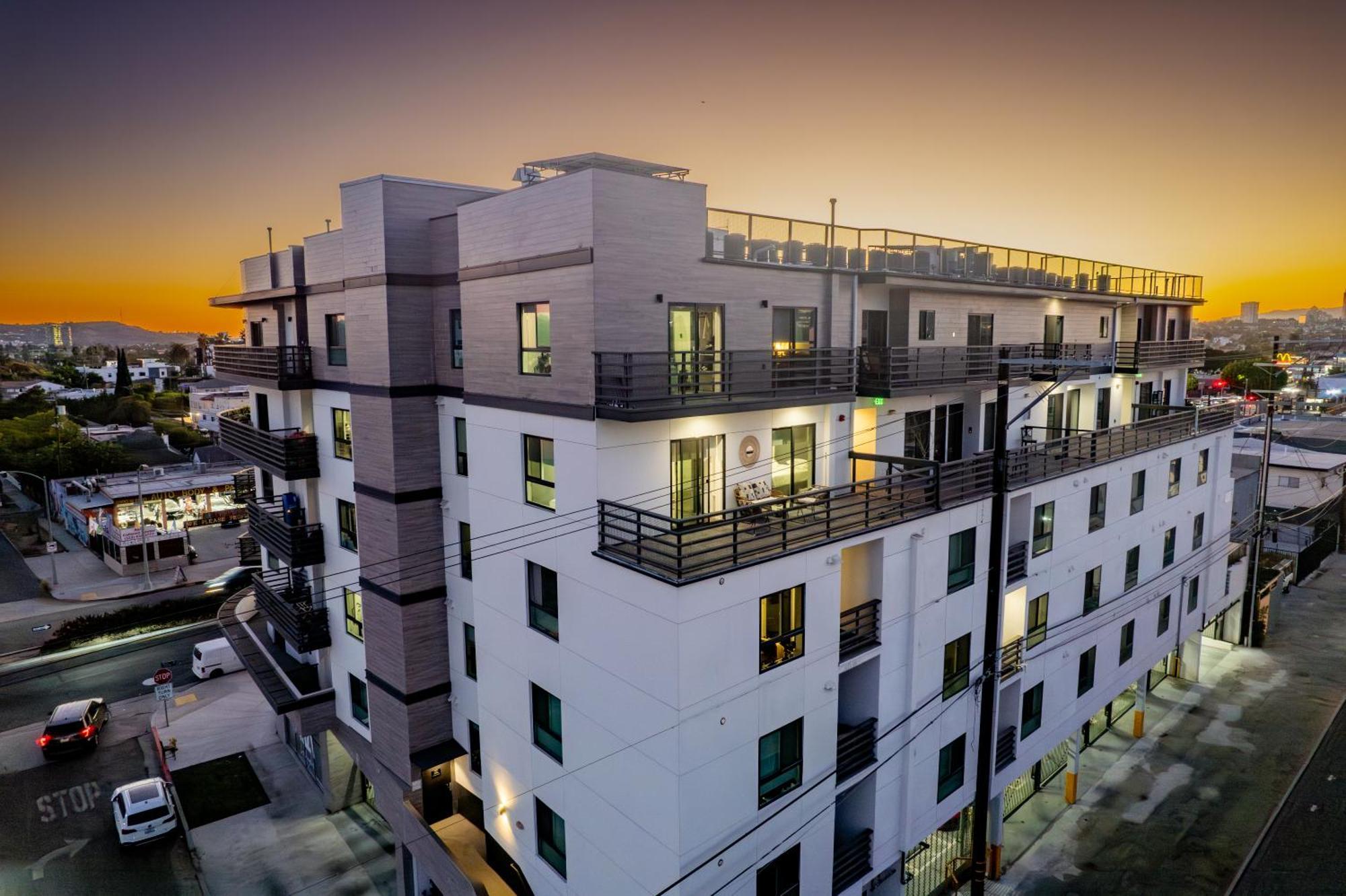 New Modern 2br 3ba In La Rooftop & Free Parking *