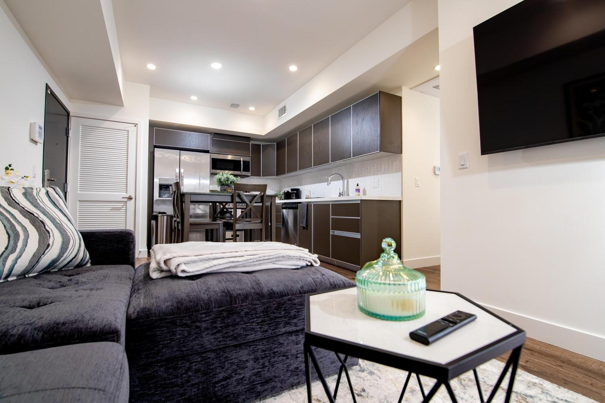 New Modern 2br 3ba In La Rooftop & Free Parking