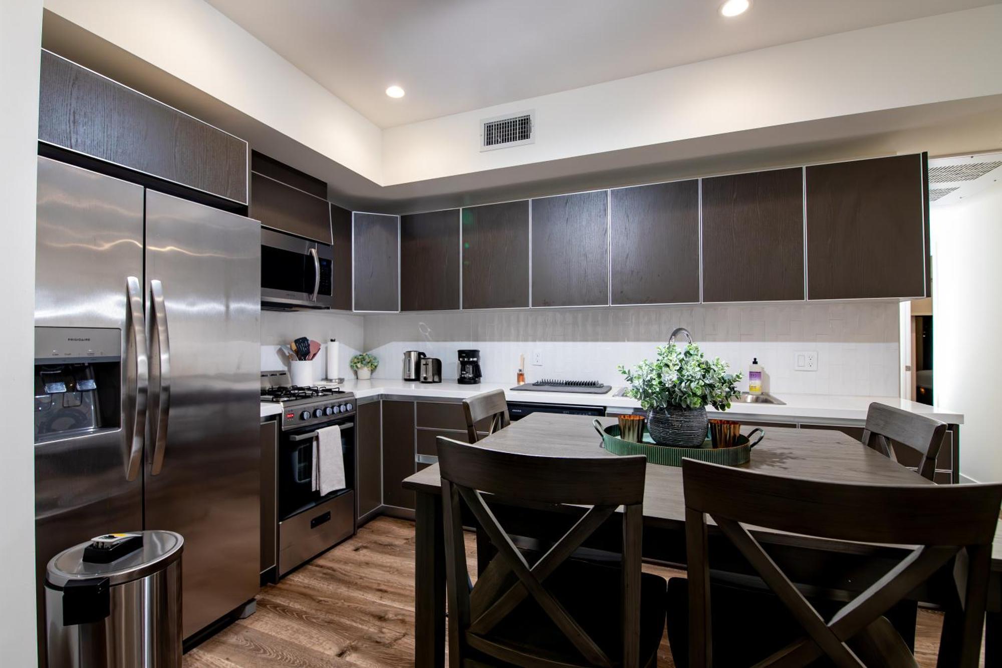 New Modern 2br 3ba In La Rooftop & Free Parking Apartment Los Angeles