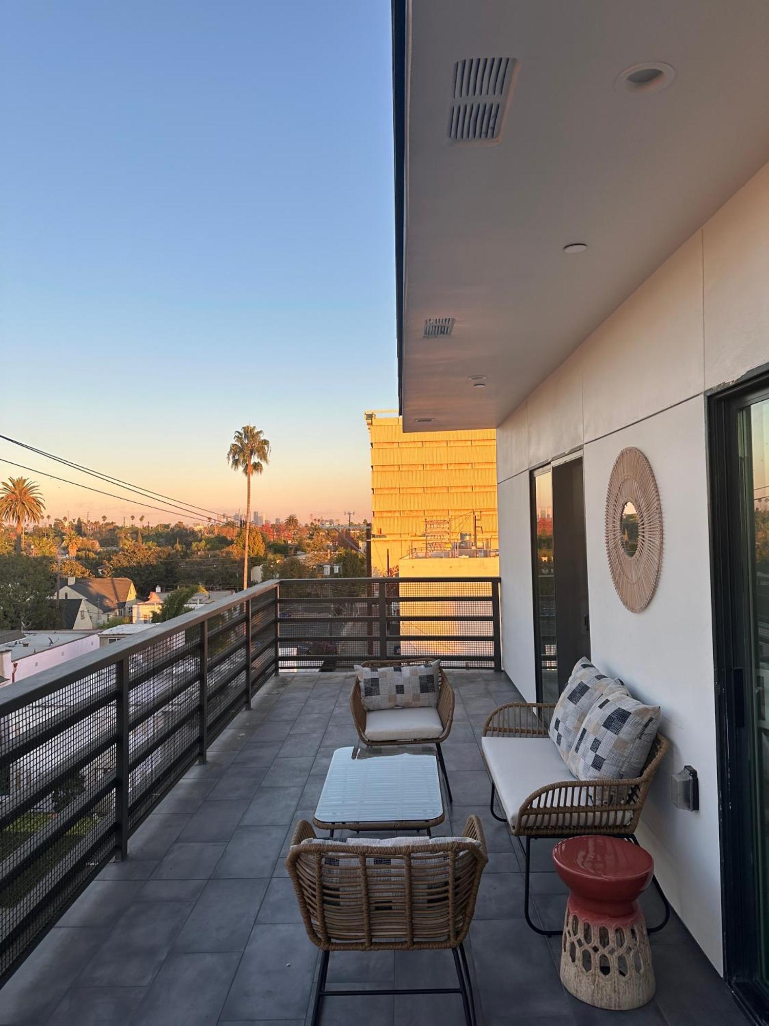 New Modern 2br 3ba In La Rooftop & Free Parking