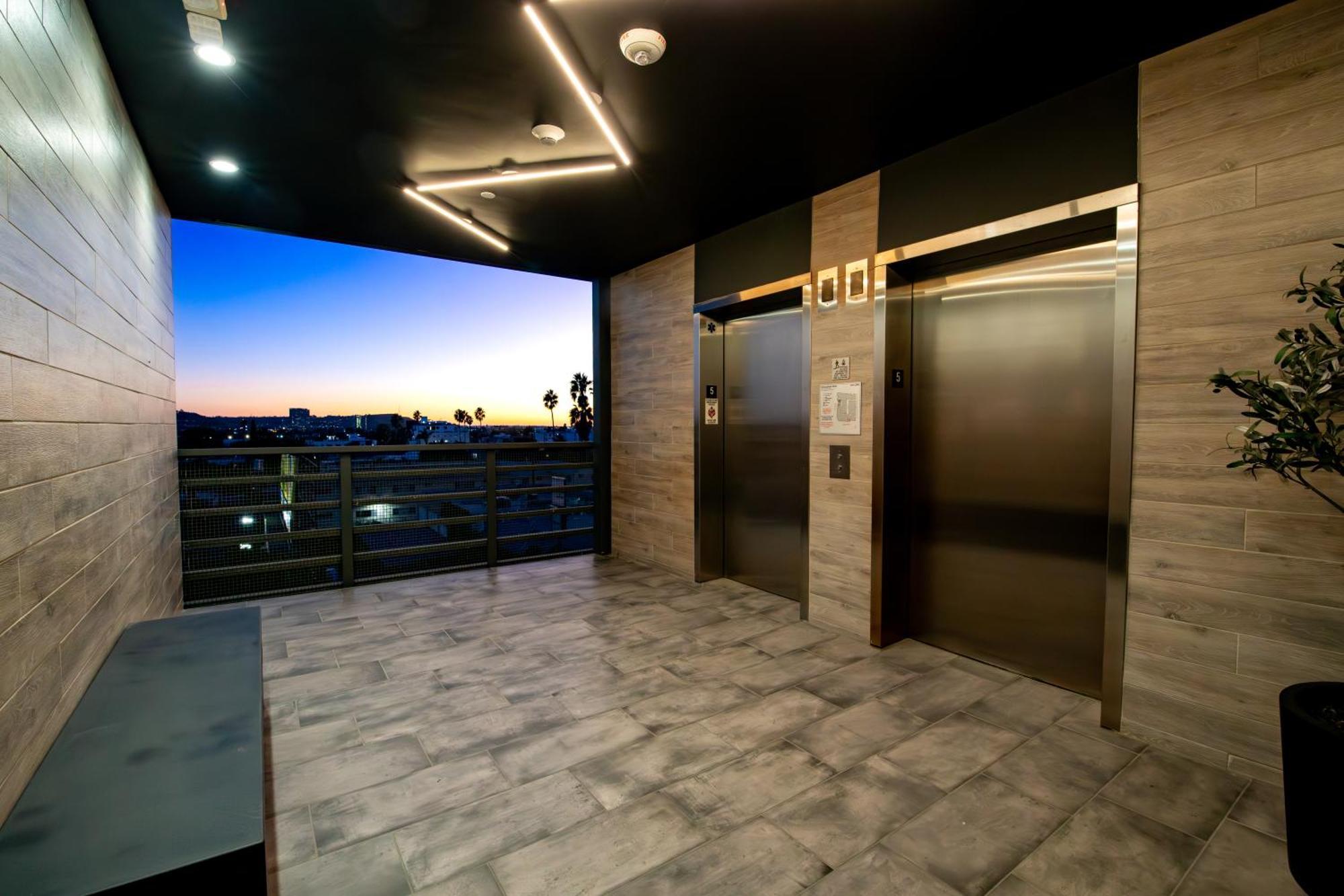 New Modern 2br 3ba In La Rooftop & Free Parking *