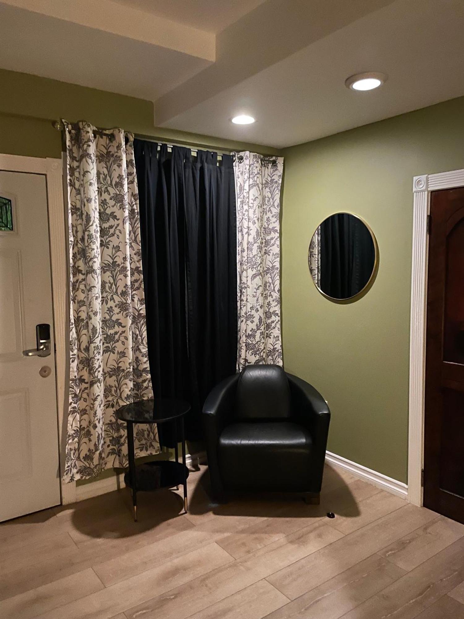 Private W/ Private Full Bathroom & Wifi & Ac & Shared Kitchen In Angeles Homestay *