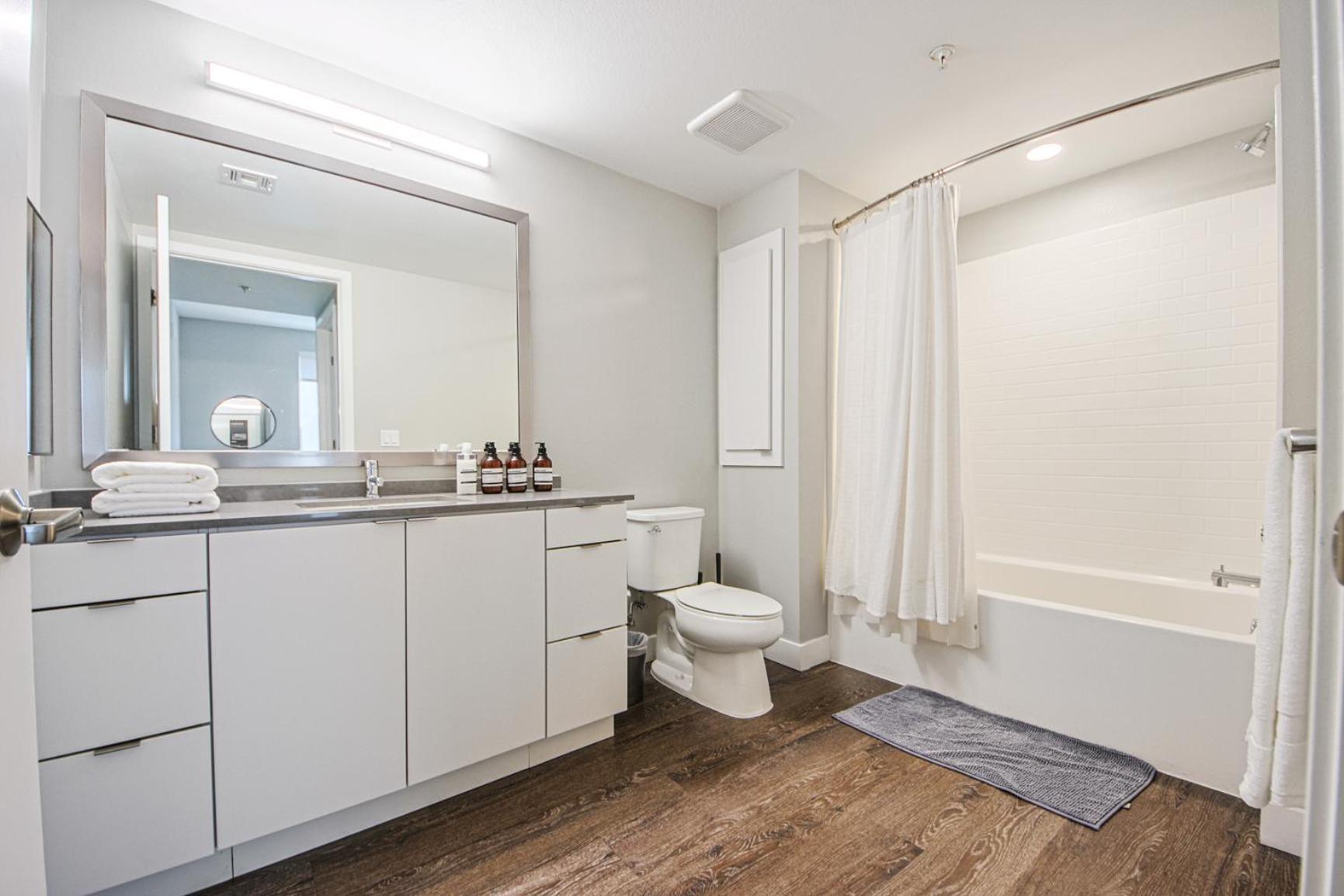 Hollywood Escape! Elegant 2br 2ba Apartment *