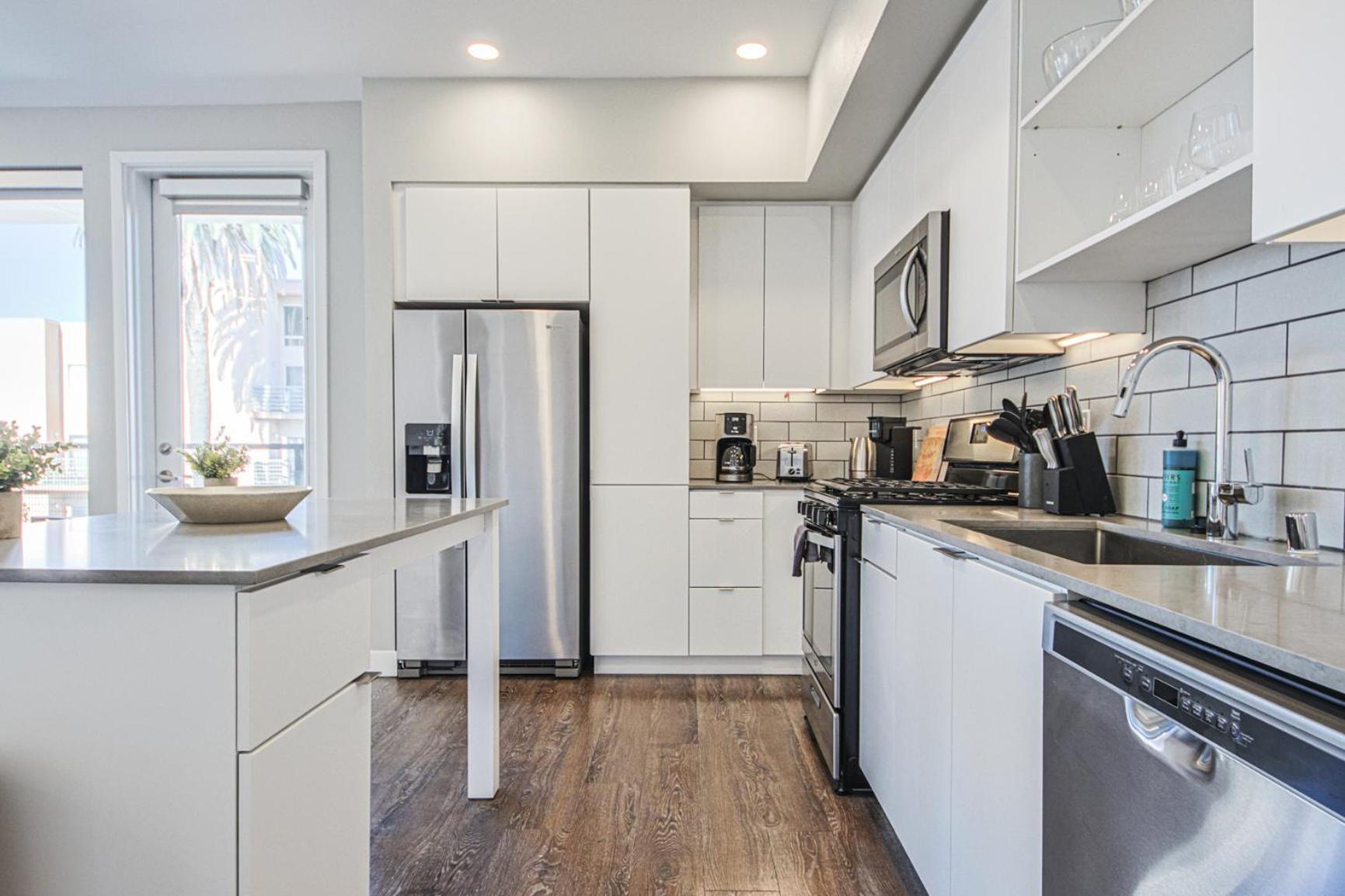 Hollywood Escape! Elegant 2br 2ba Apartment
