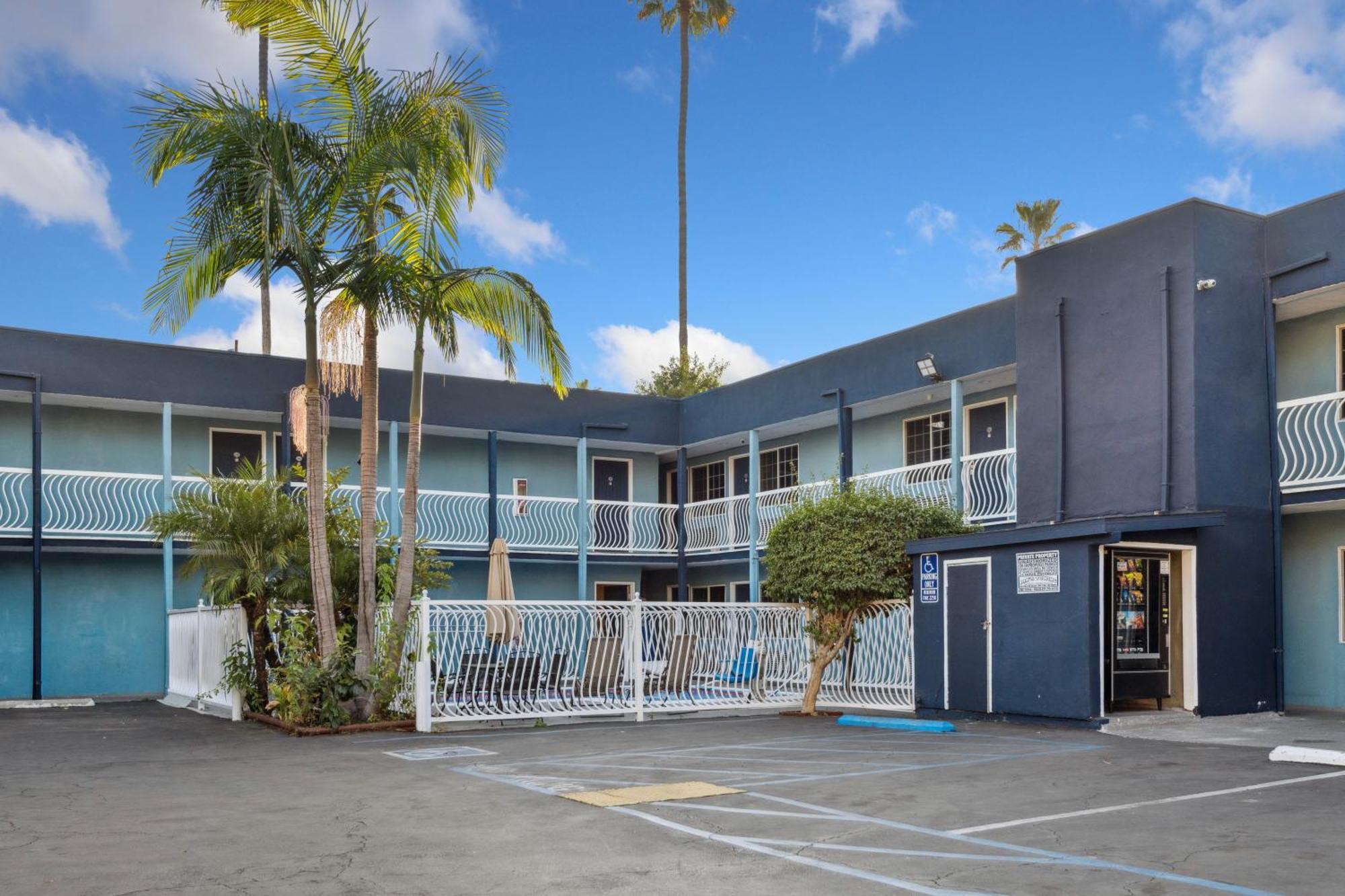 H-wood Hotel 3*