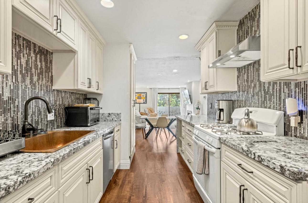 Apartment Elegant Hollywood Retreat - Spacious 2br 2ba With Resort-style Amenities Los Angeles