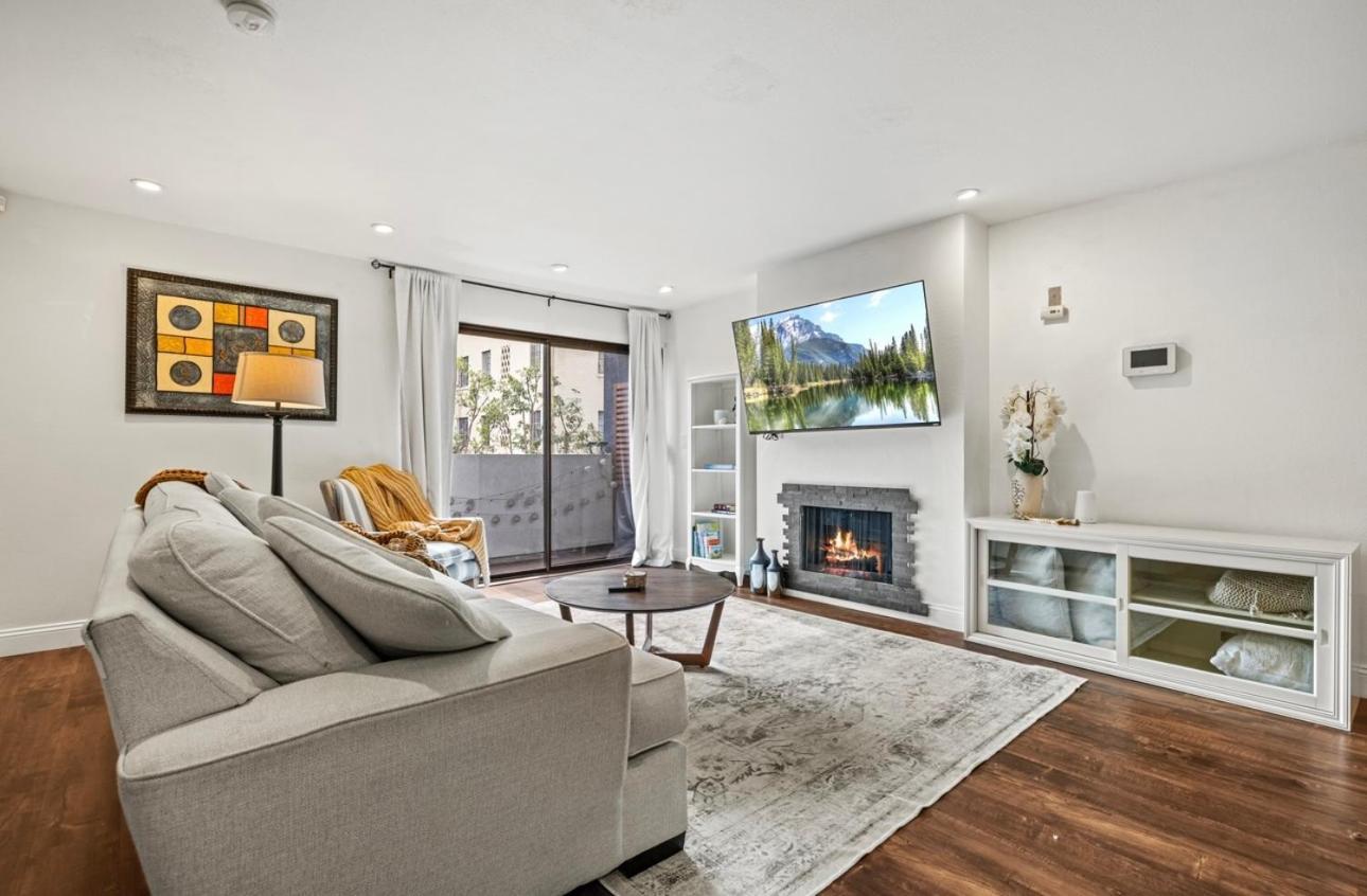 Elegant Hollywood Retreat - Spacious 2br 2ba With Resort-style Amenities *