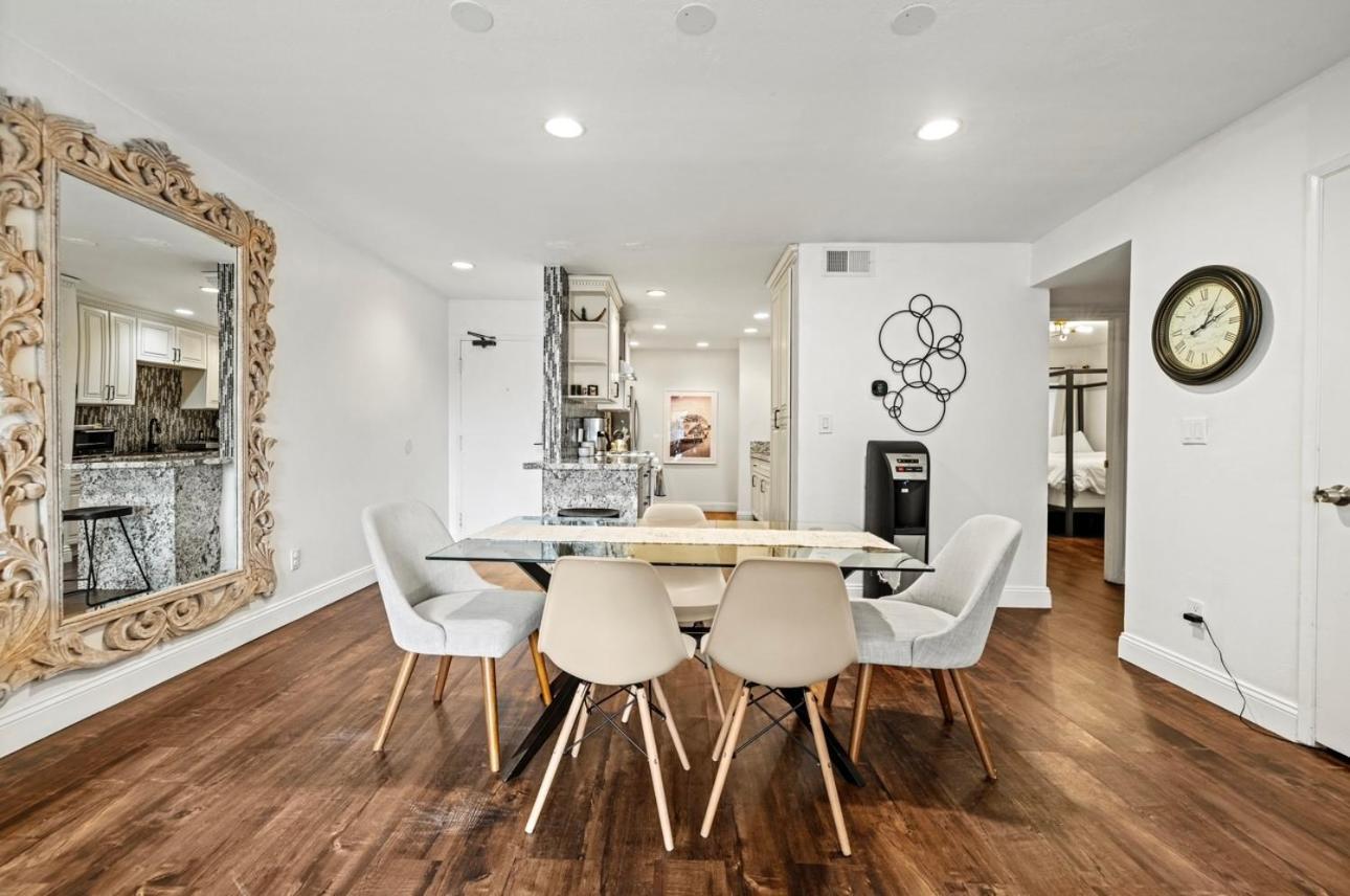Elegant Hollywood Retreat - Spacious 2br 2ba With Resort-style Amenities Apartment Los Angeles