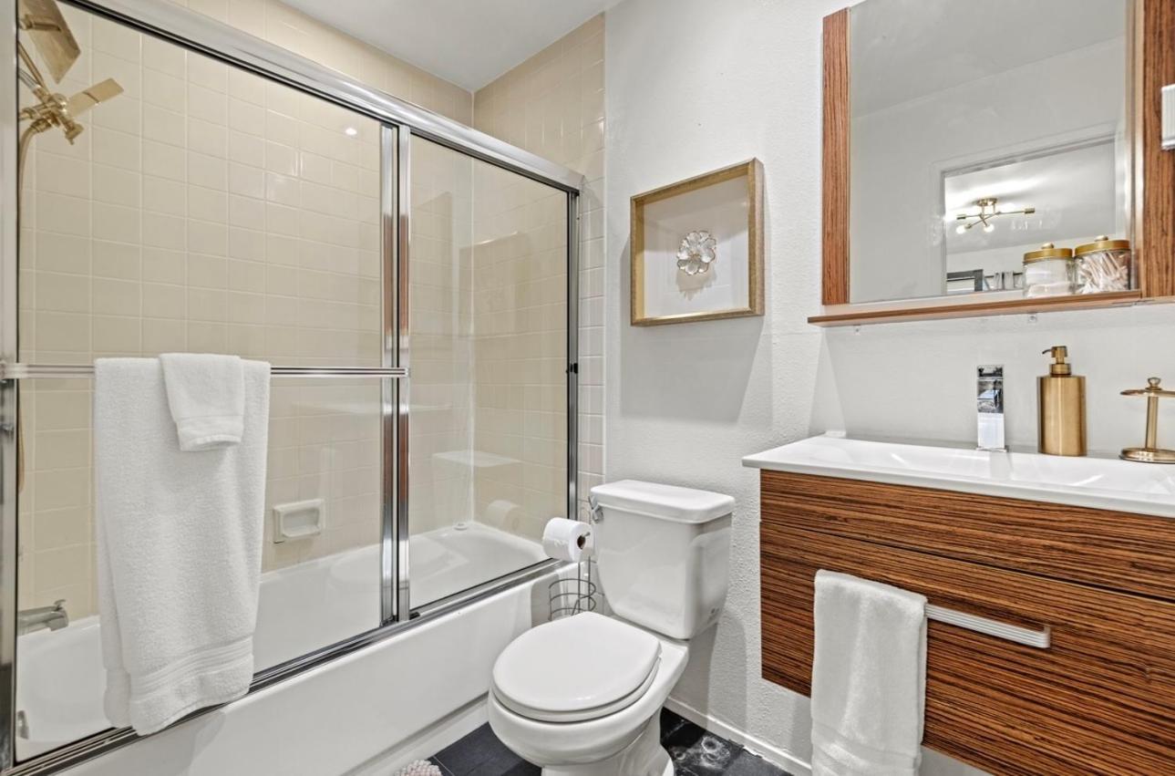 Elegant Hollywood Retreat - Spacious 2br 2ba With Resort-style Amenities Apartment Los Angeles
