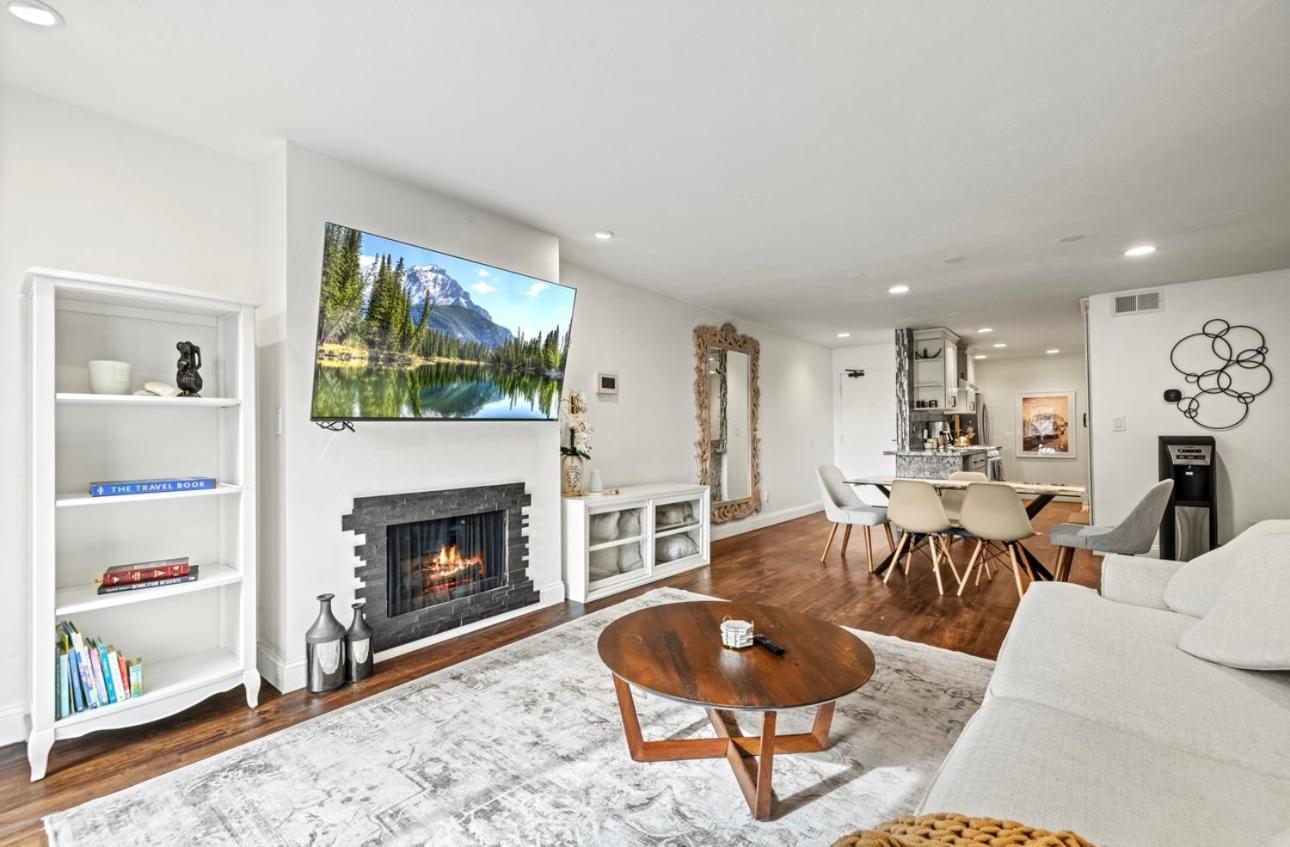 Elegant Hollywood Retreat - Spacious 2br 2ba With Resort-style Amenities Los Angeles