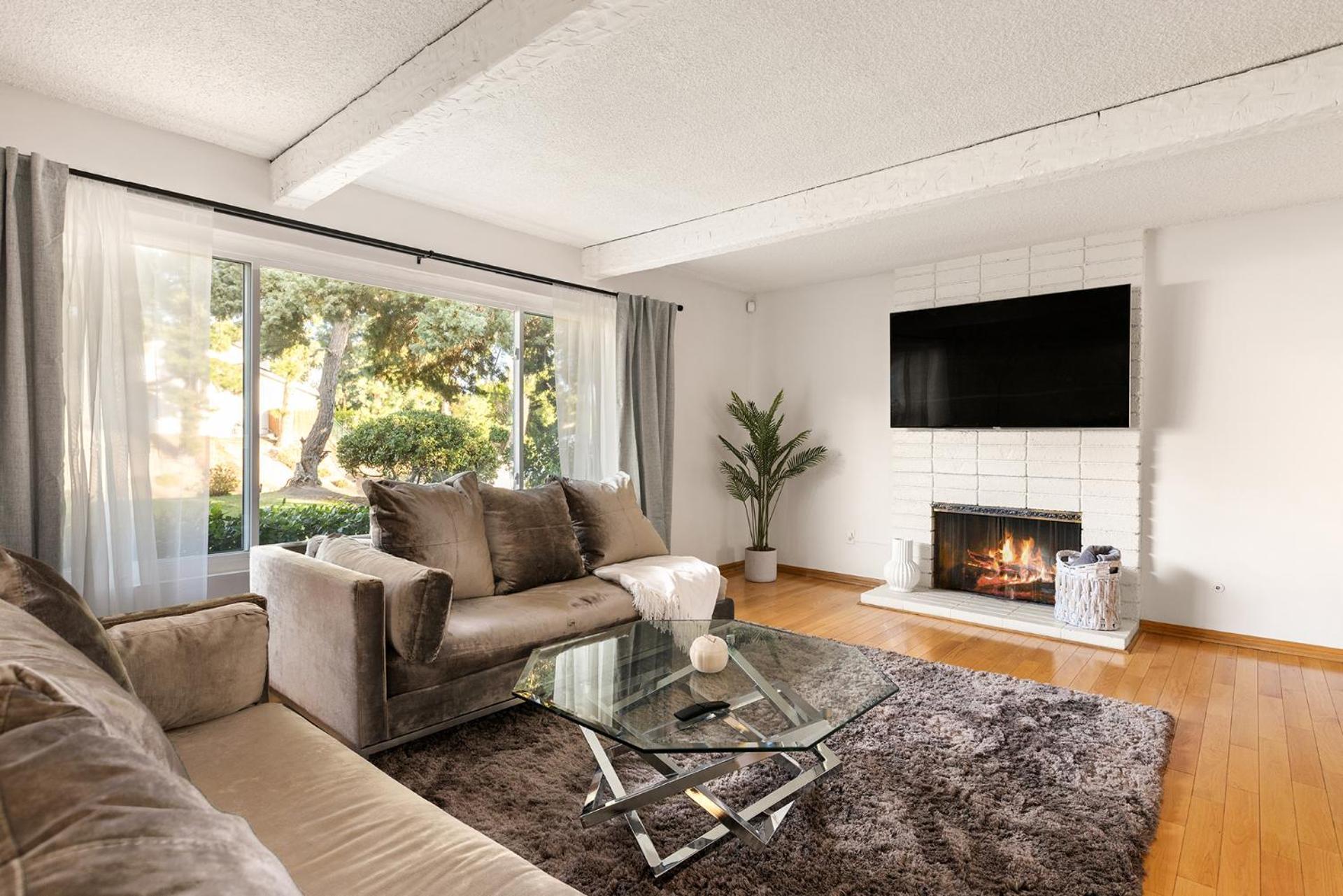 Adorable 4 Bedroom With Pool & Los Angeles