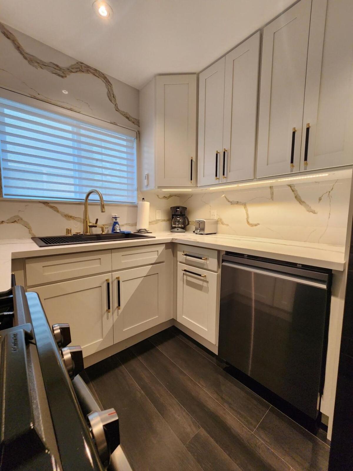Spacious 1 Bedroom 1 Bath With Parking Apartment