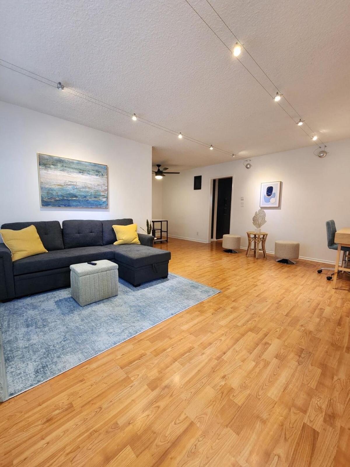 Apartment Spacious 1 Bedroom 1 Bath With Parking