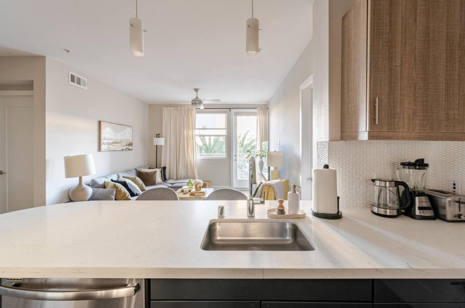 West Hollywood 2bdr Apartment