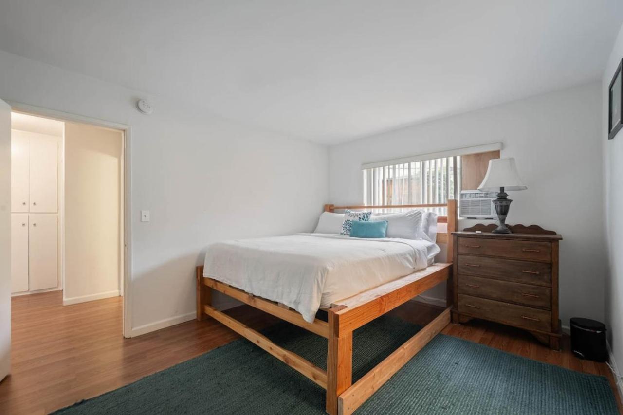 Sawtelle Serenity- Modern Comfort Holiday home Los Angeles
