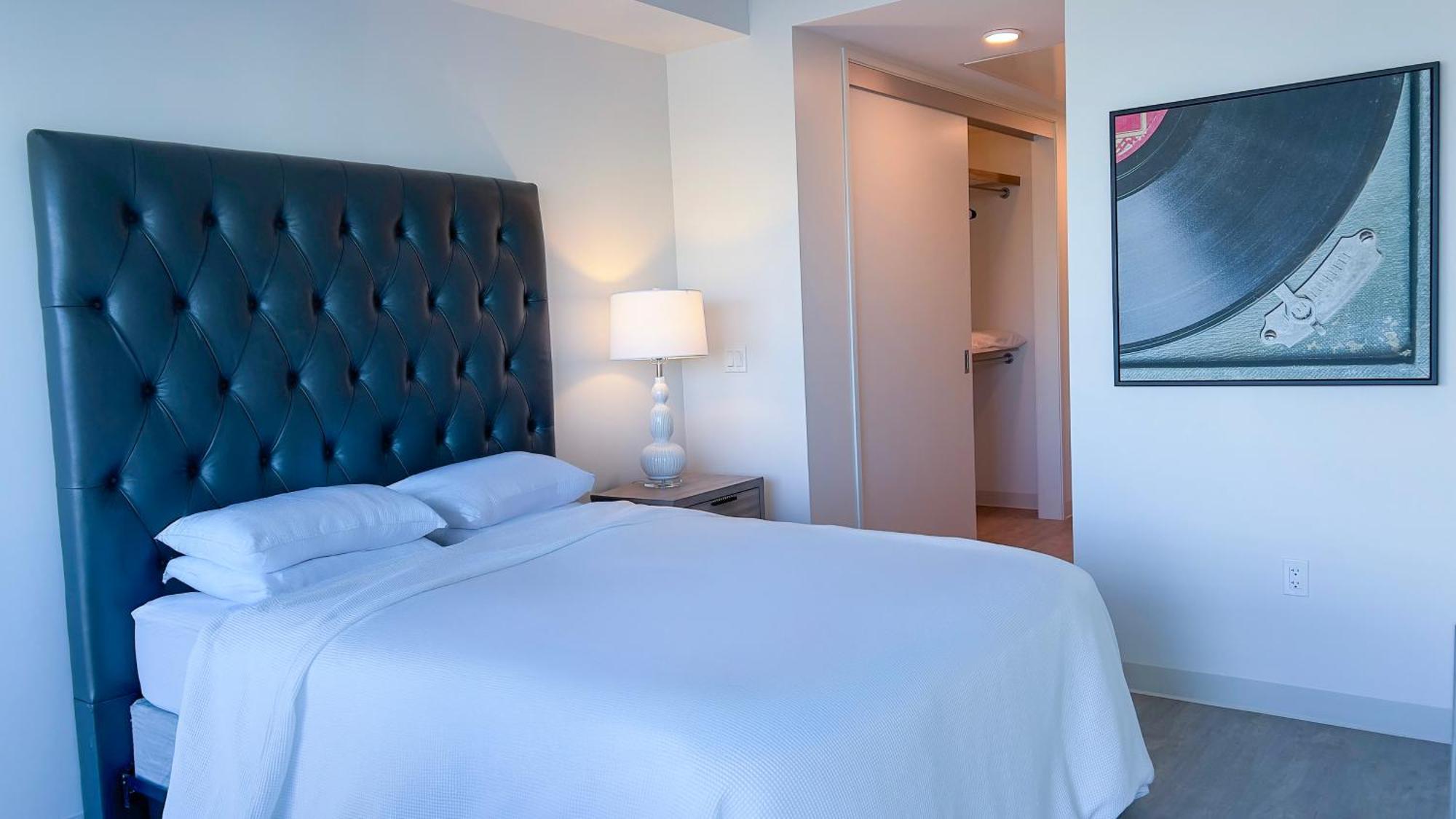 Luxury High Rise 1 Bedroom Miracle Mile Capsule hotel Los Angeles