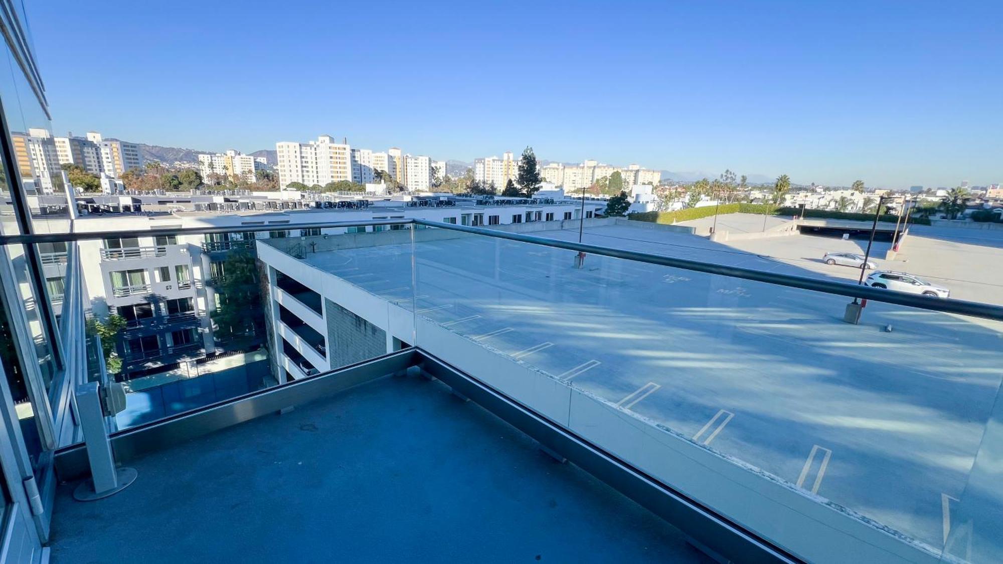 Luxury High Rise 1 Bedroom Miracle Mile Capsule hotel