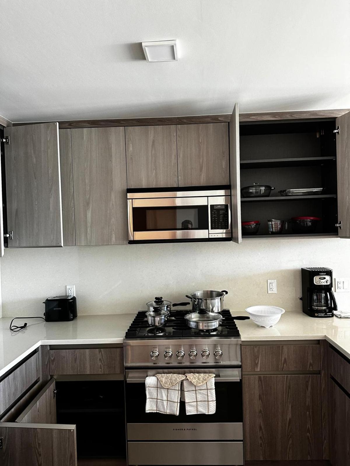 Capsule hotel Luxury High Rise 1 Bedroom Miracle Mile *