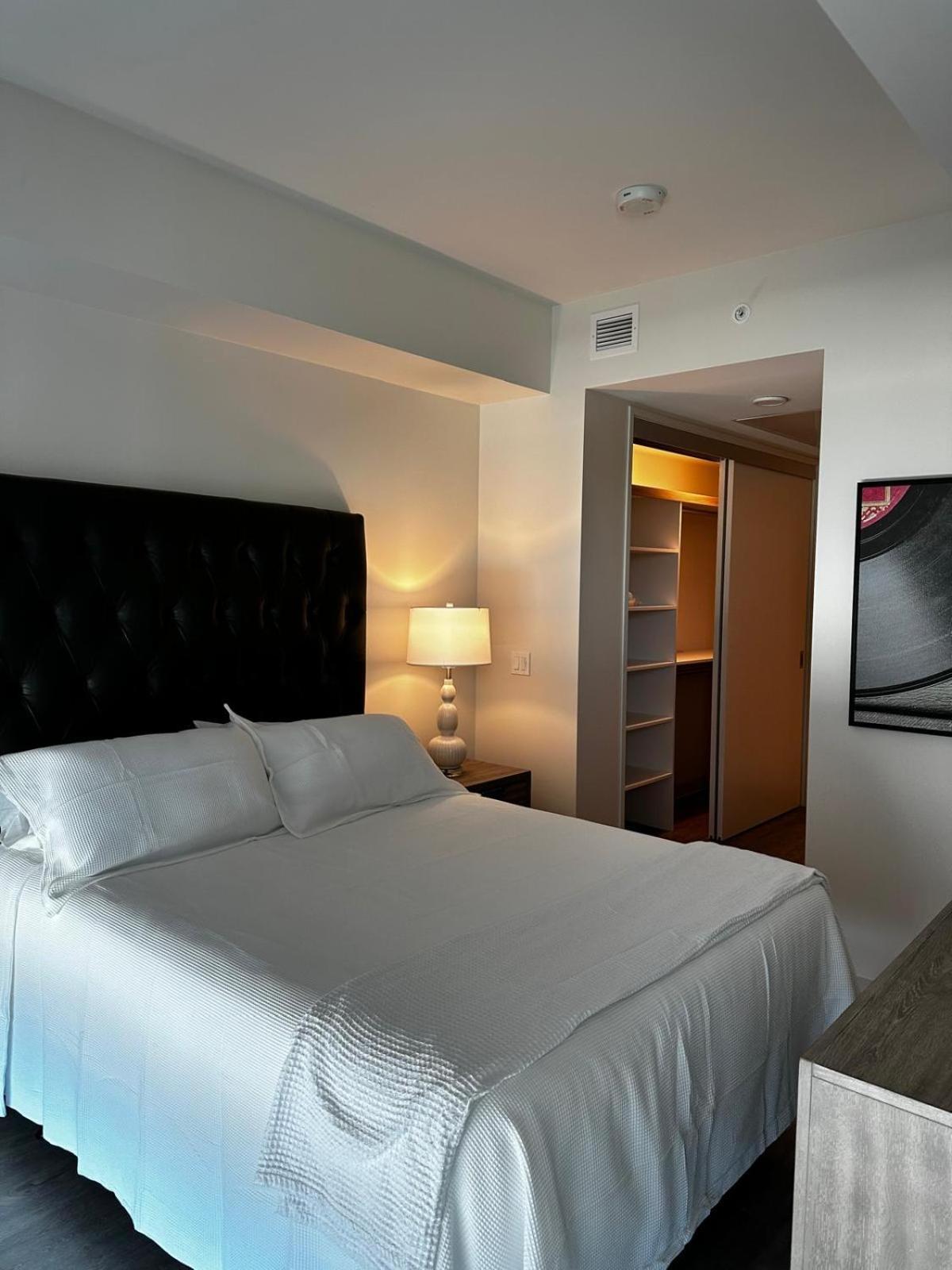 Luxury High Rise 1 Bedroom Miracle Mile *