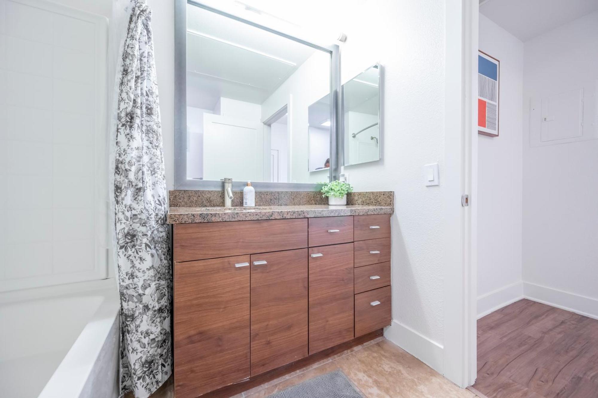Cozy Marina 2bed2bath Units Pool Gym Jacuzzi Free Parking Capsule hotel Los Angeles