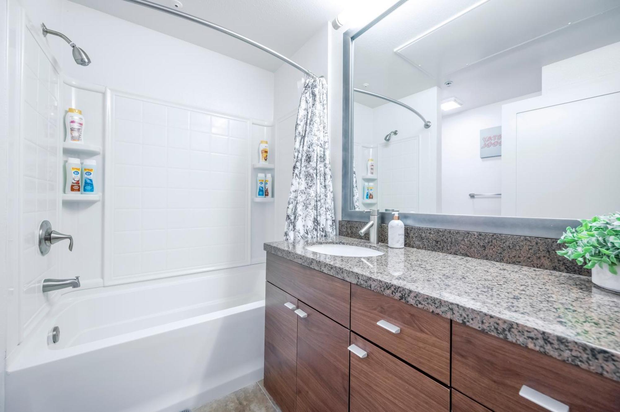 Cozy Marina 2bed2bath Units Pool Gym Jacuzzi Free Parking Capsule hotel Los Angeles