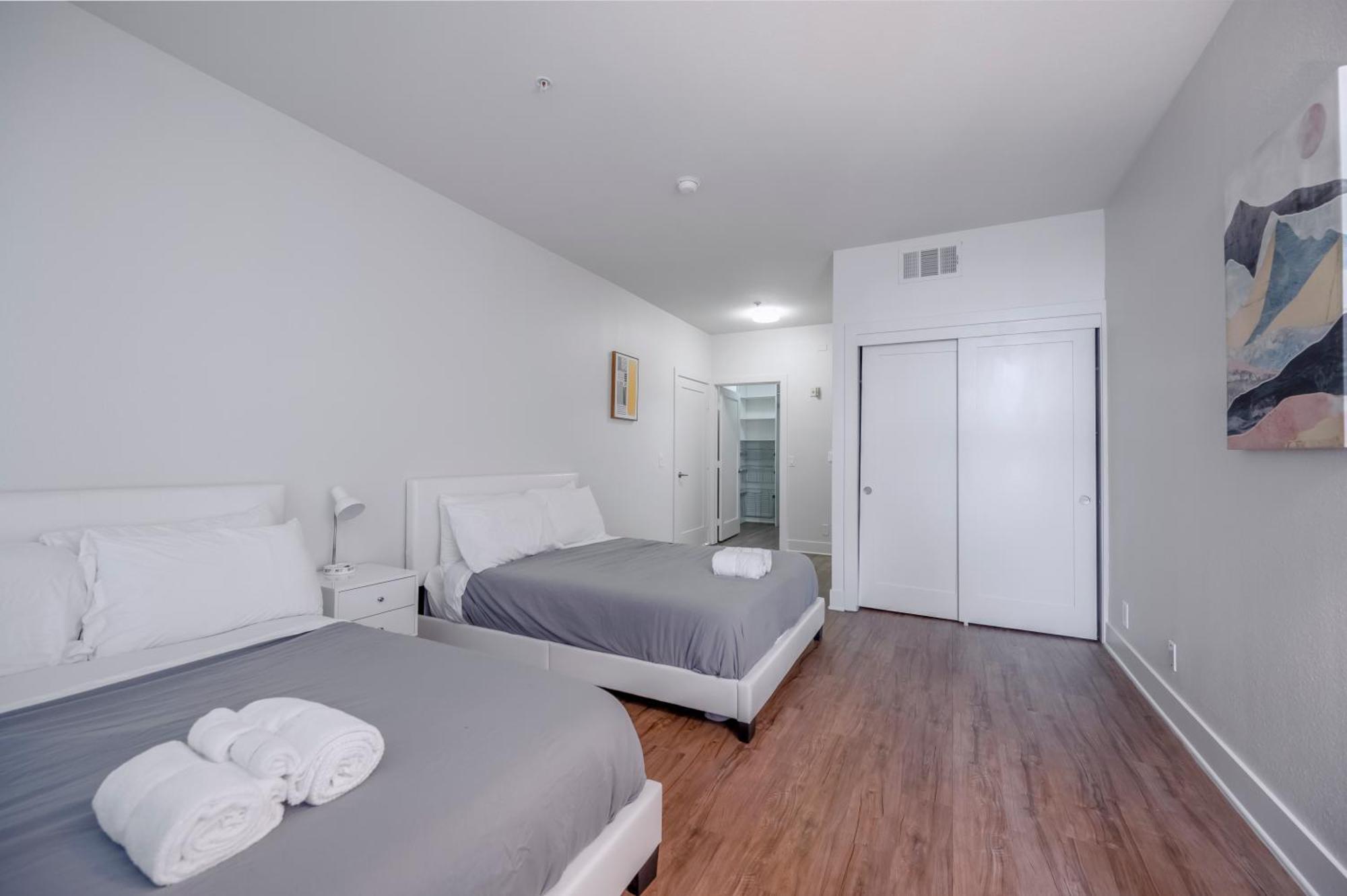 Cozy Marina 2bed2bath Units Pool Gym Jacuzzi Free Parking Capsule hotel