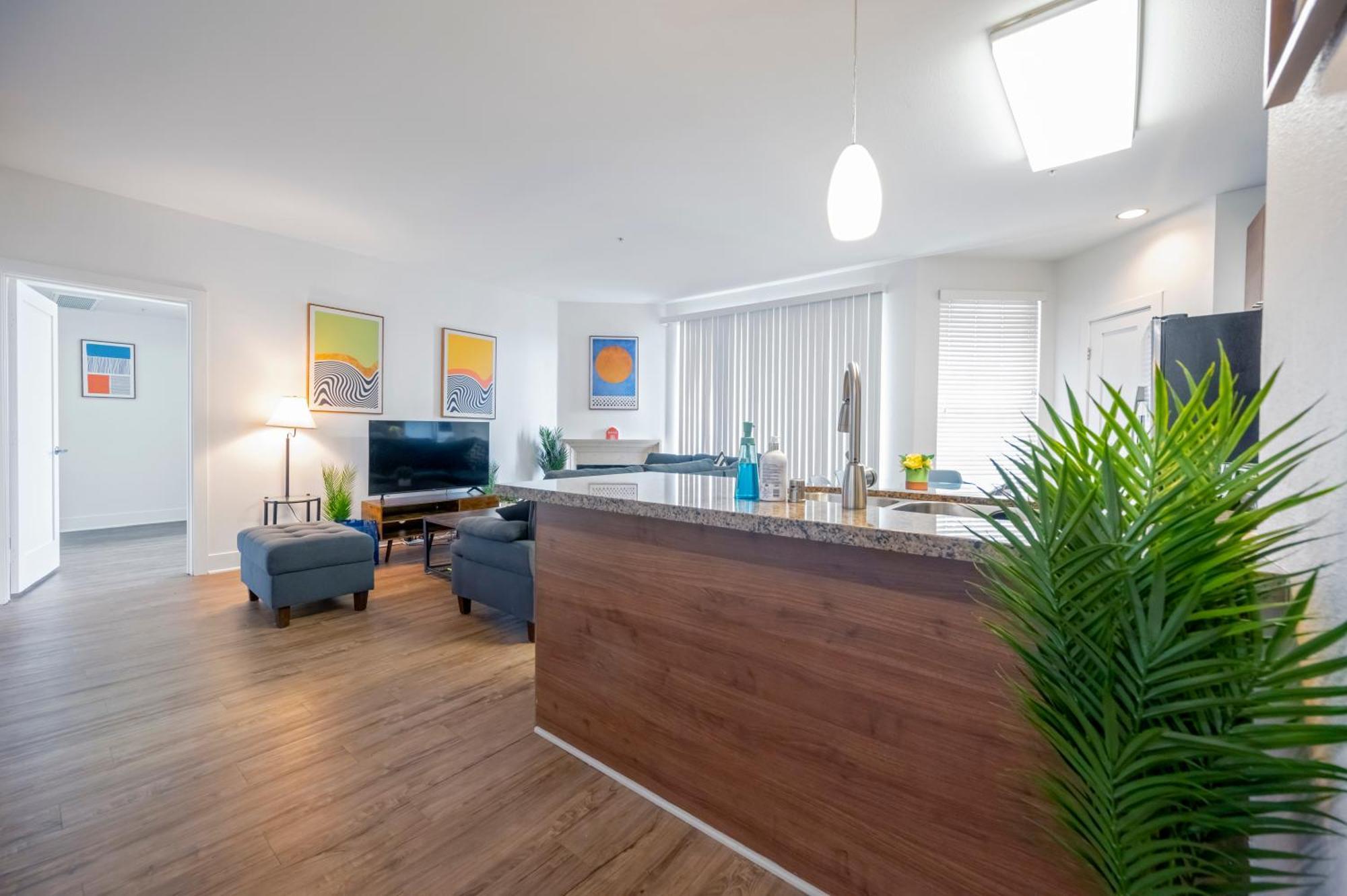 Capsule hotel Cozy Marina 2bed2bath Units Pool Gym Jacuzzi Free Parking *