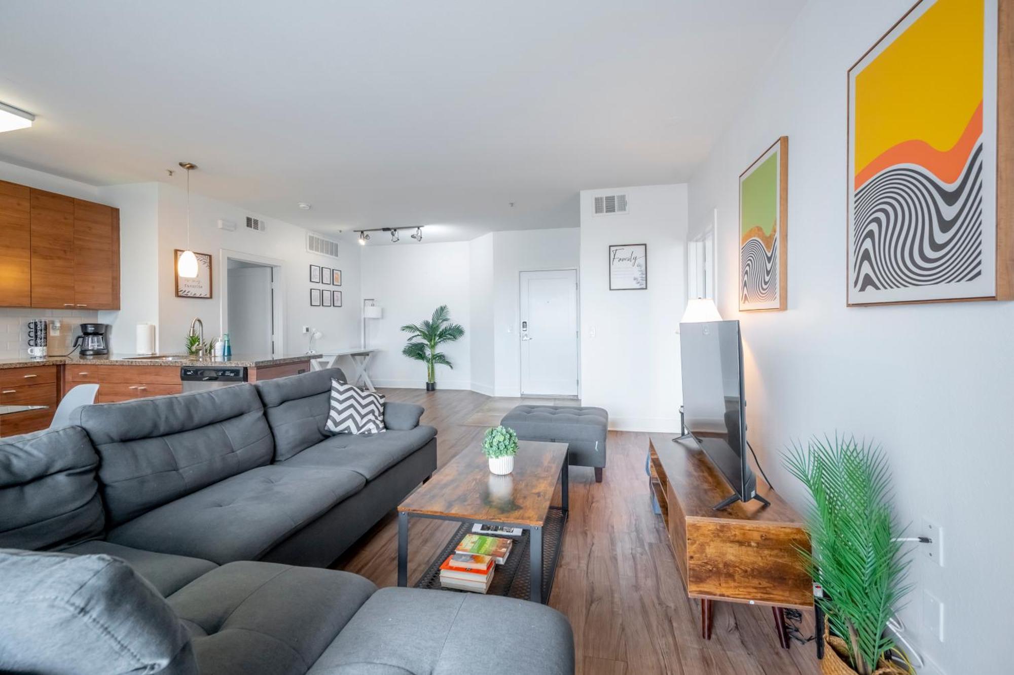 Cozy Marina 2bed2bath Units Pool Gym Jacuzzi Free Parking Capsule hotel Los Angeles