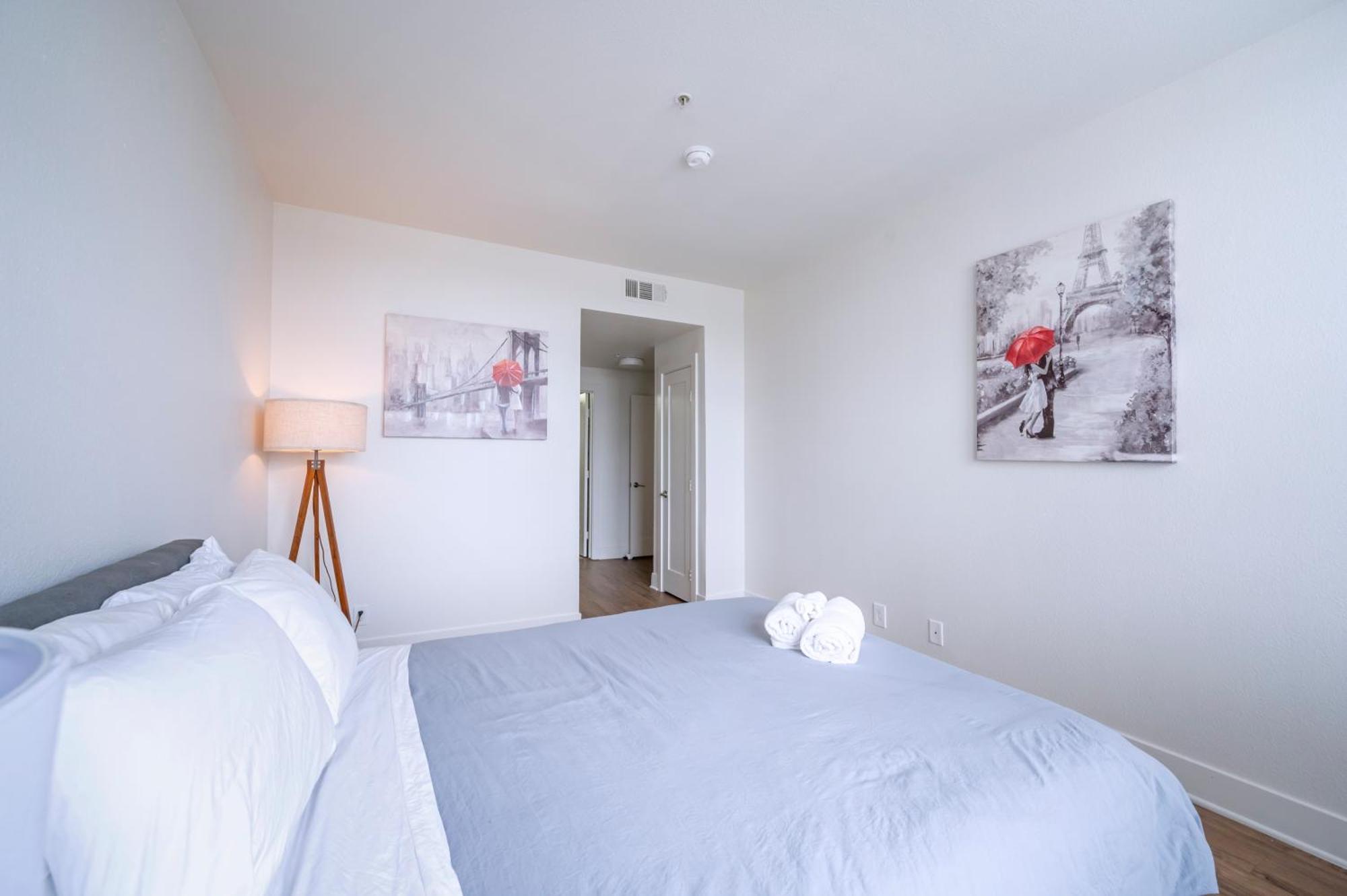 Capsule hotel Cozy Marina 2bed2bath Units Pool Gym Jacuzzi Free Parking *