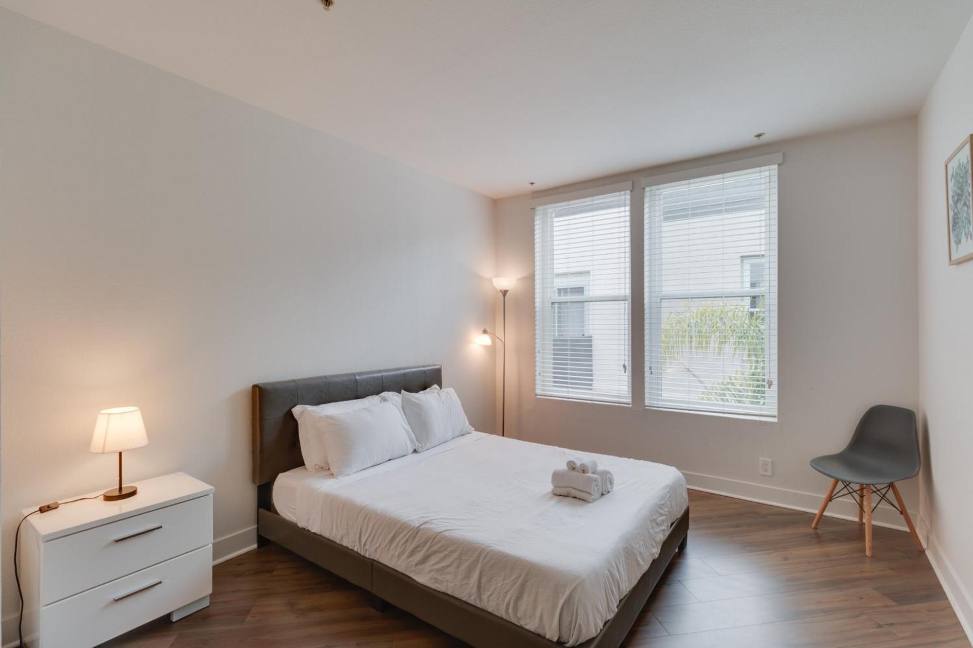 Cozy Marina 2bed2bath Units Pool Gym Jacuzzi Free Parking Capsule hotel Los Angeles