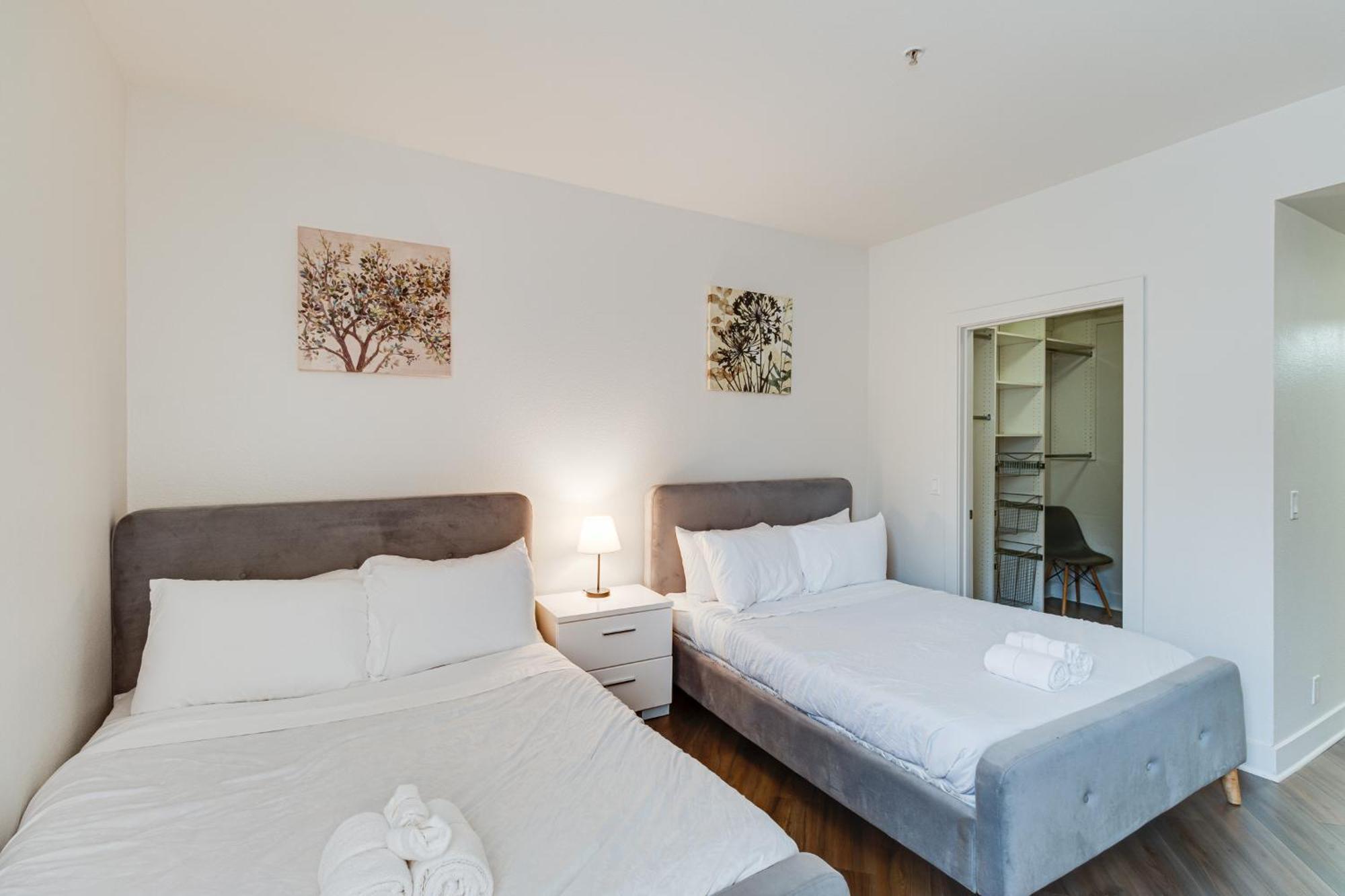 Capsule hotel Cozy Marina 2bed2bath Units Pool Gym Jacuzzi Free Parking *