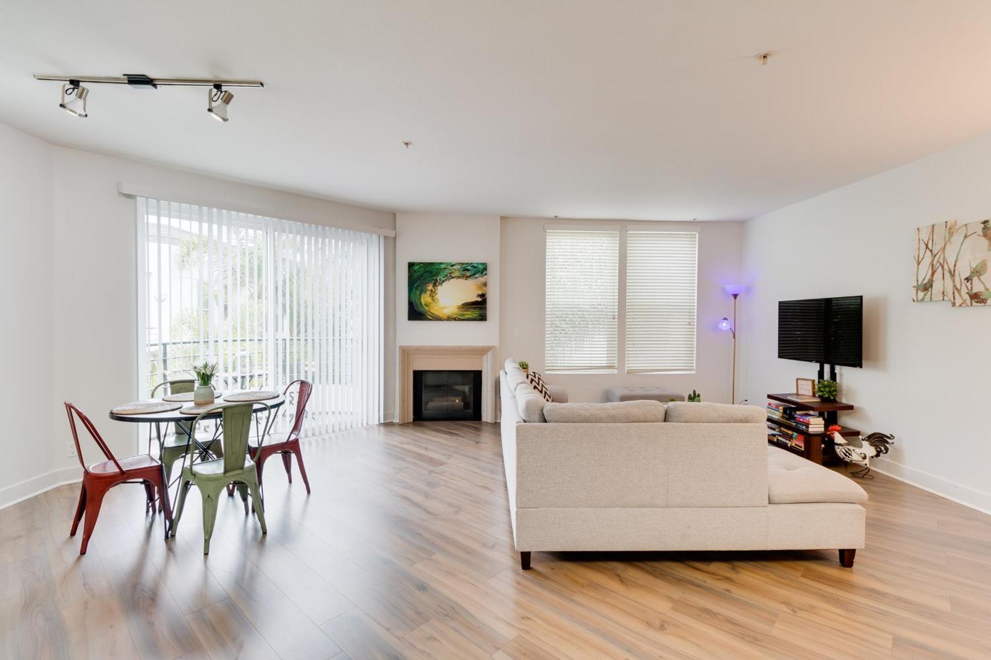 Cozy Marina 2bed2bath Units Pool Gym Jacuzzi Free Parking *
