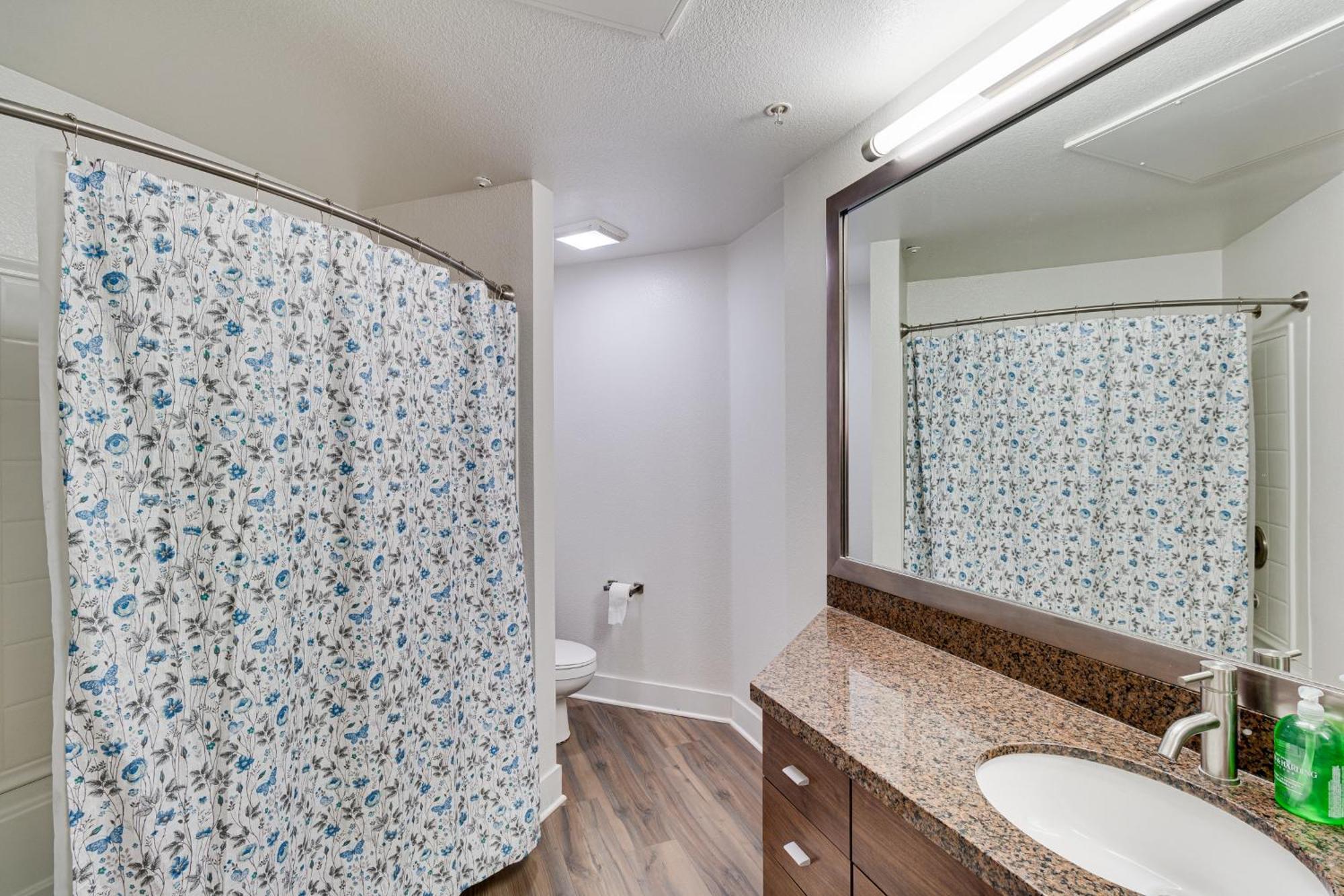 Capsule hotel Cozy Marina 2bed2bath Units Pool Gym Jacuzzi Free Parking *