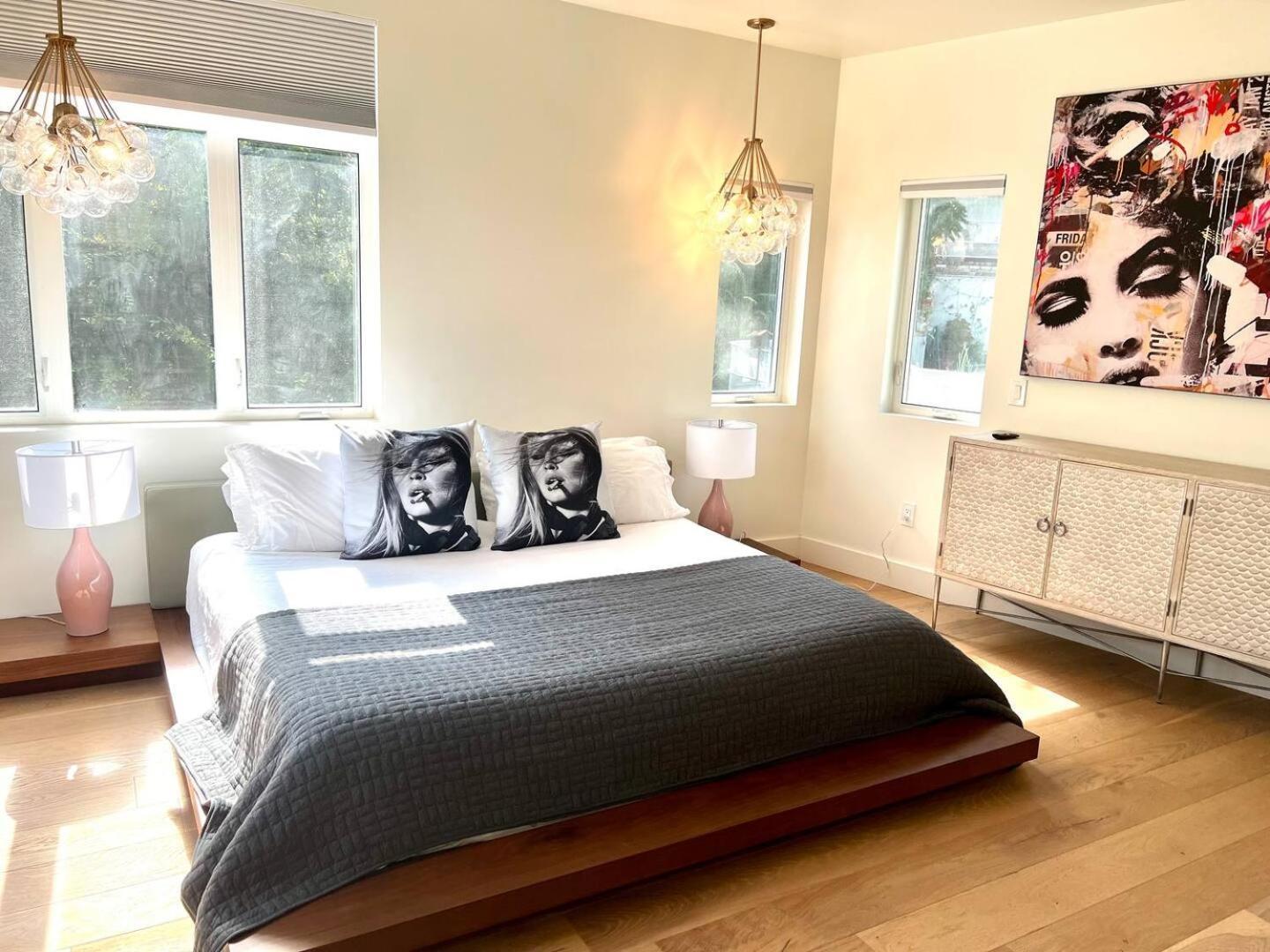 Gorgeous Private And Gated In Silver With Pool & Views Villa Los Angeles